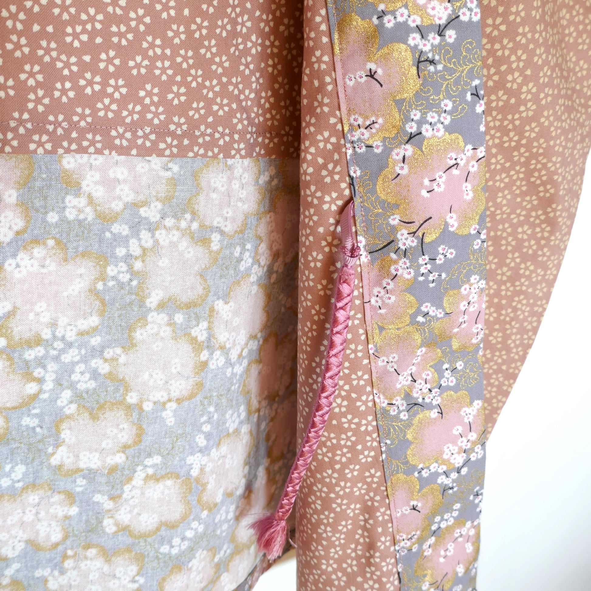 Vue intérieure du haori Hanami, montrant le tissu et l'attache obijime obihimo, les finitions du col japonais traditionnel.