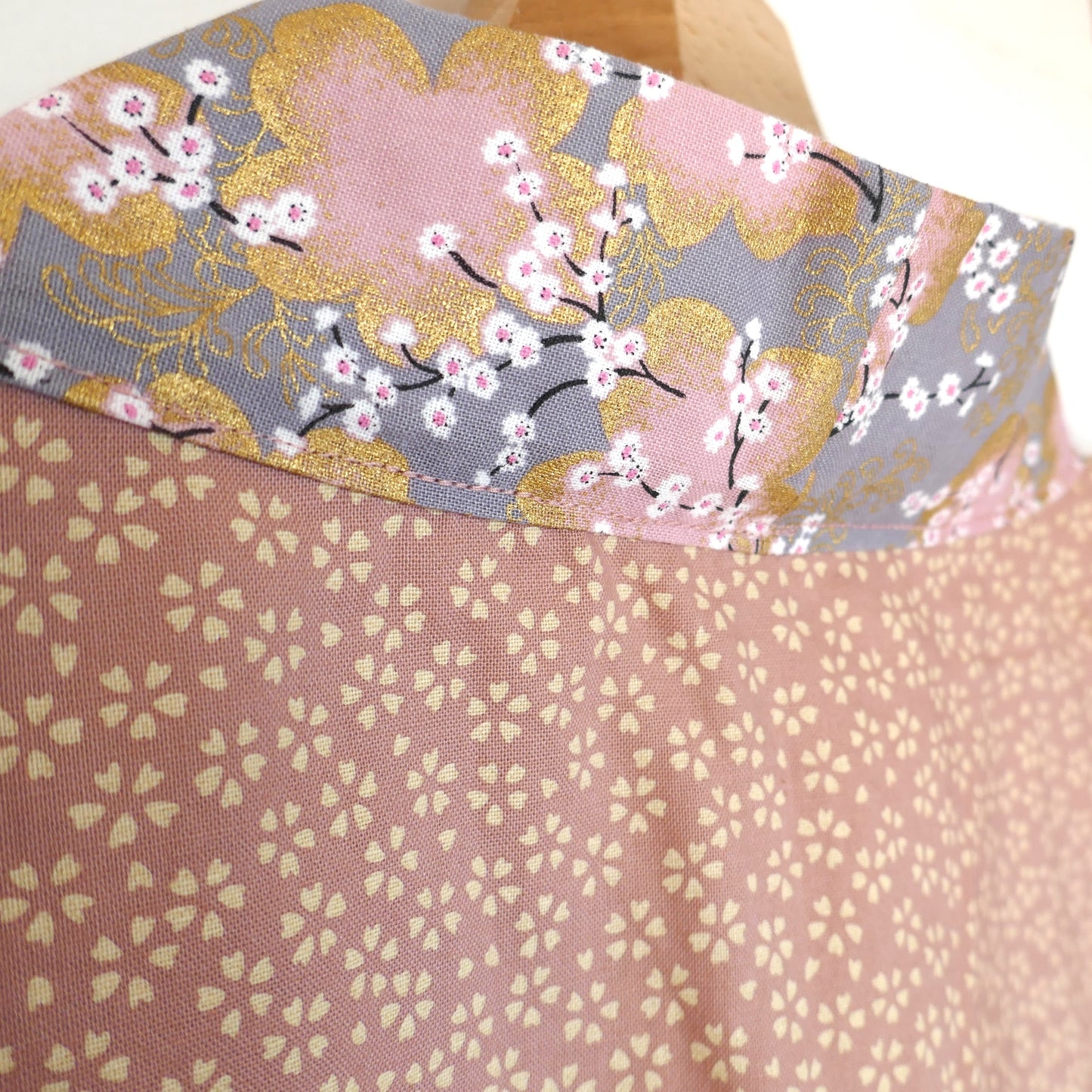 Détail du col du haori Hanami, tissu contrasté à sakura rose et doré, finition artisanale