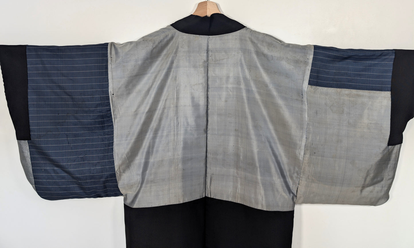 Haori japonais pour homme en soie noire, vue intérieure avec doublure grise en soie et manches doublées de tissu rayé bleu