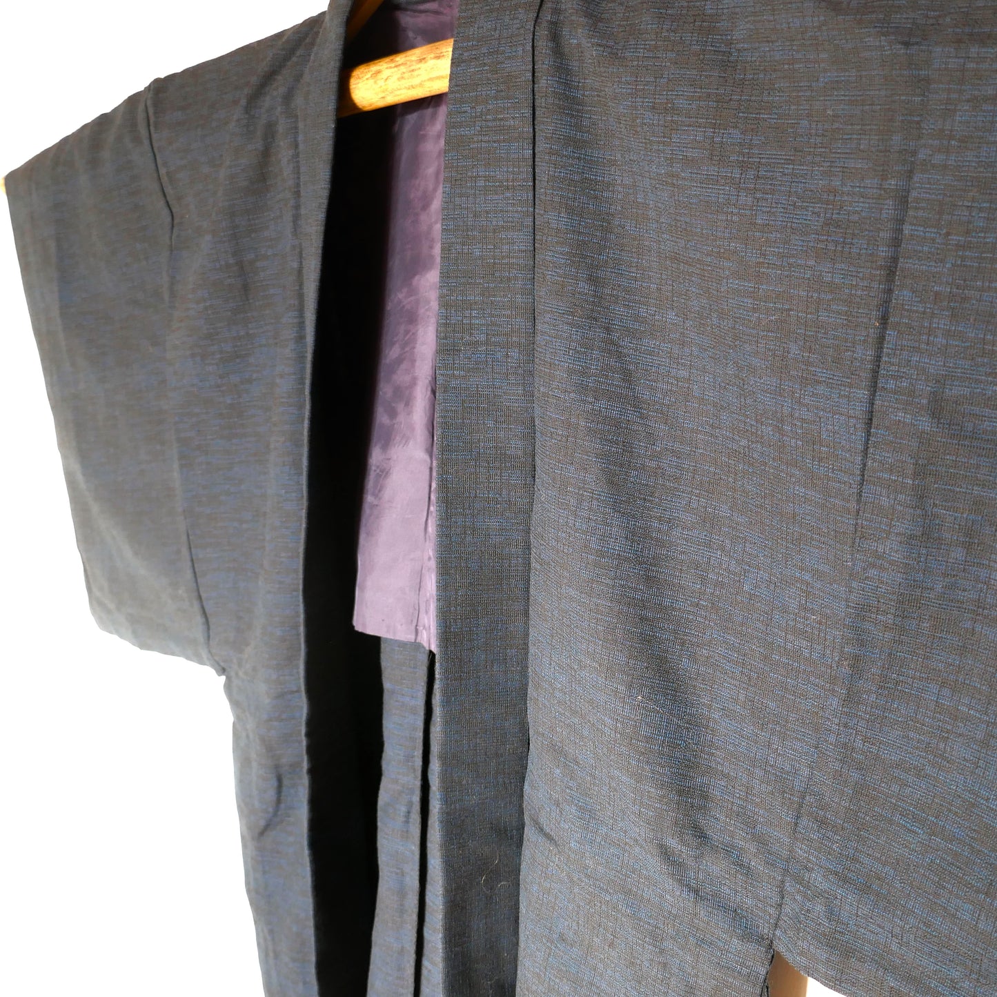 Détail du col du haori homme en laine bleu marine avec doublure violette.