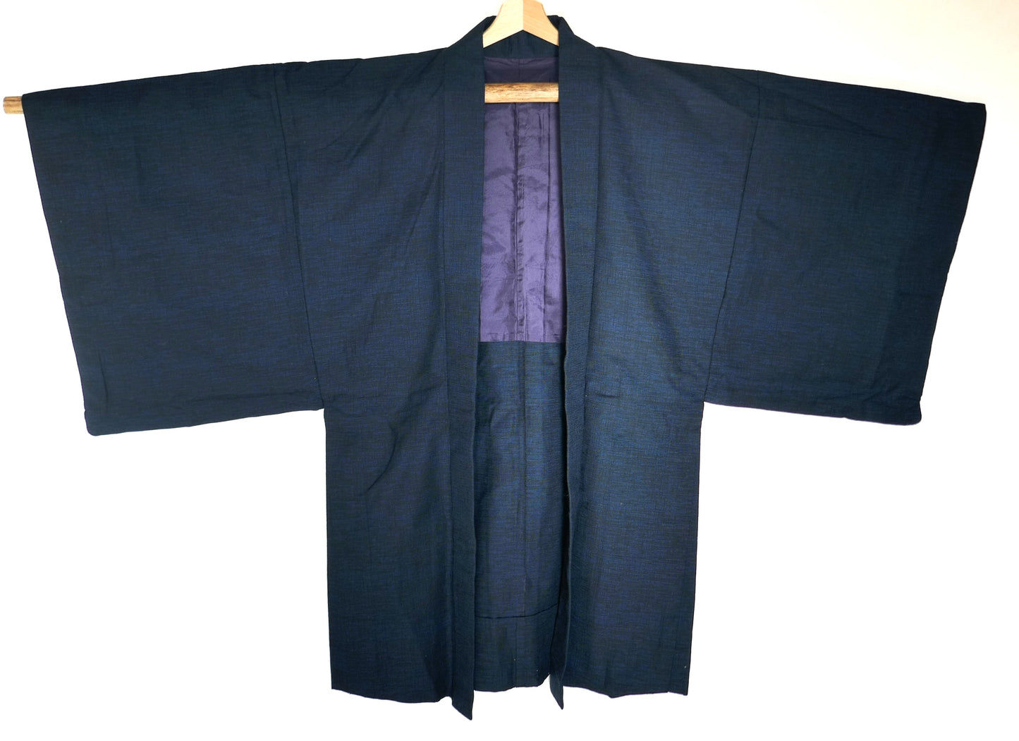 Haori homme japonais en laine bleu marine, doublure polyester violette, vu de face.