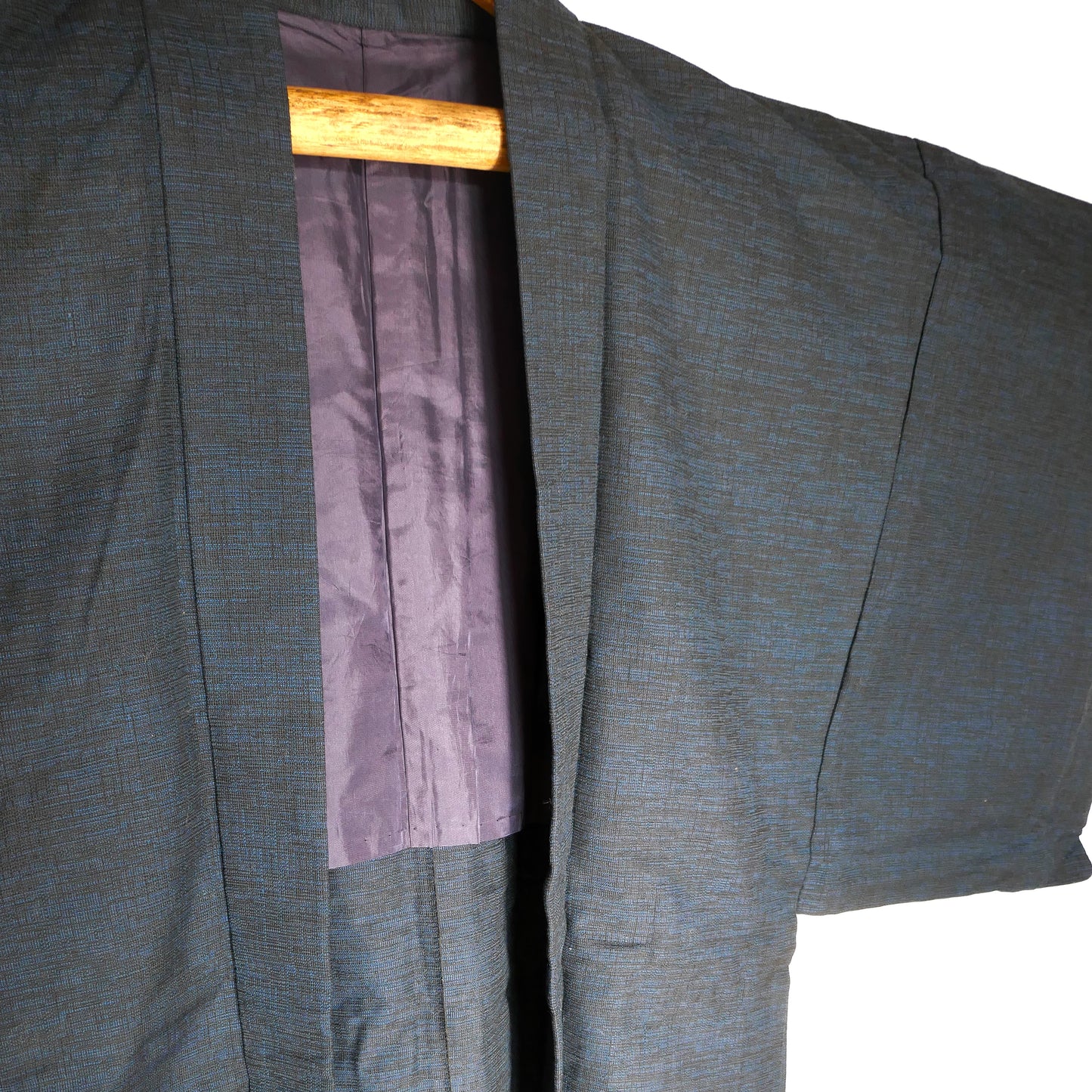 Zoom sur l’ouverture et le col du haori homme, texture discrète du tissage.