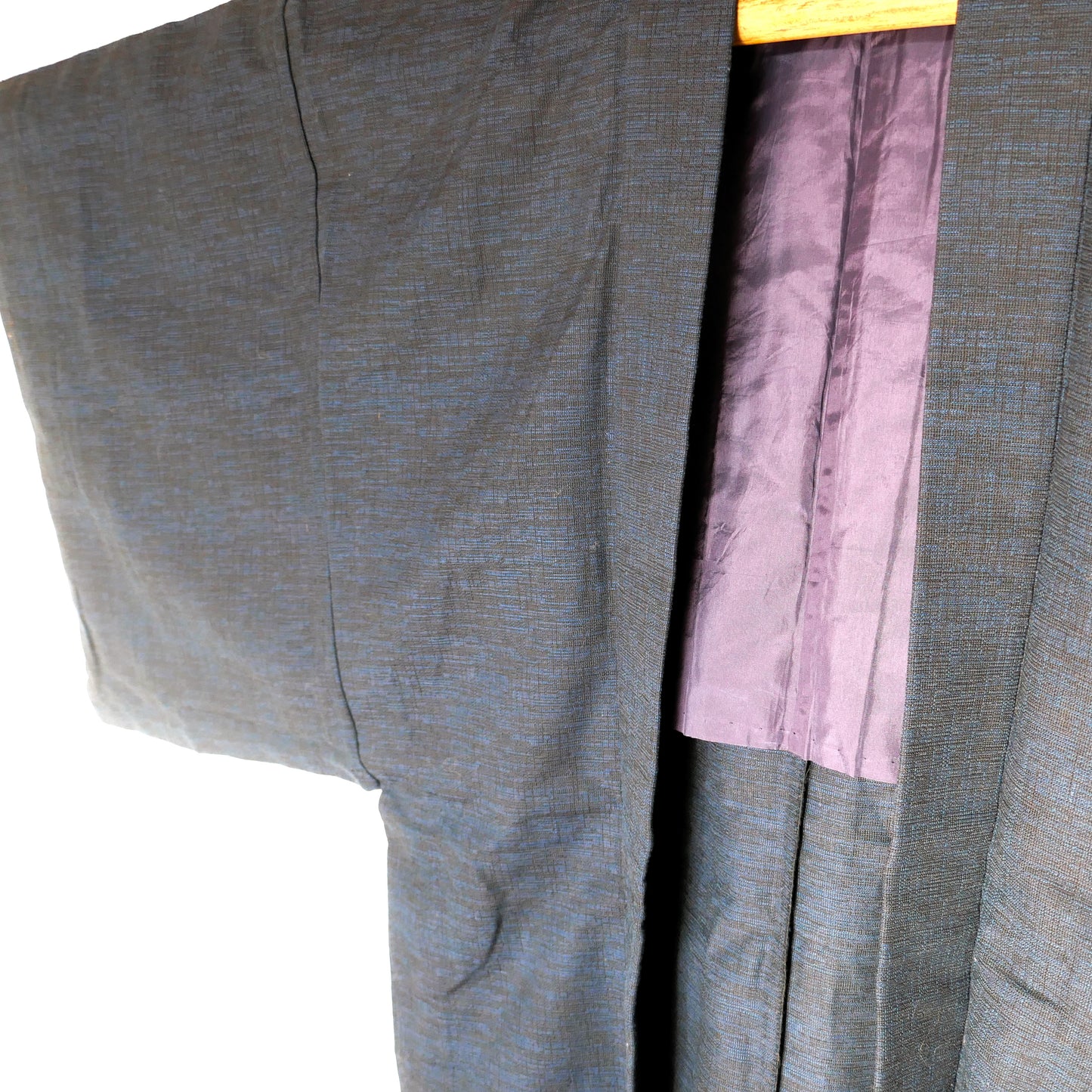 Détail de la manche droite du haori homme, tissu texturé bleu/noir.