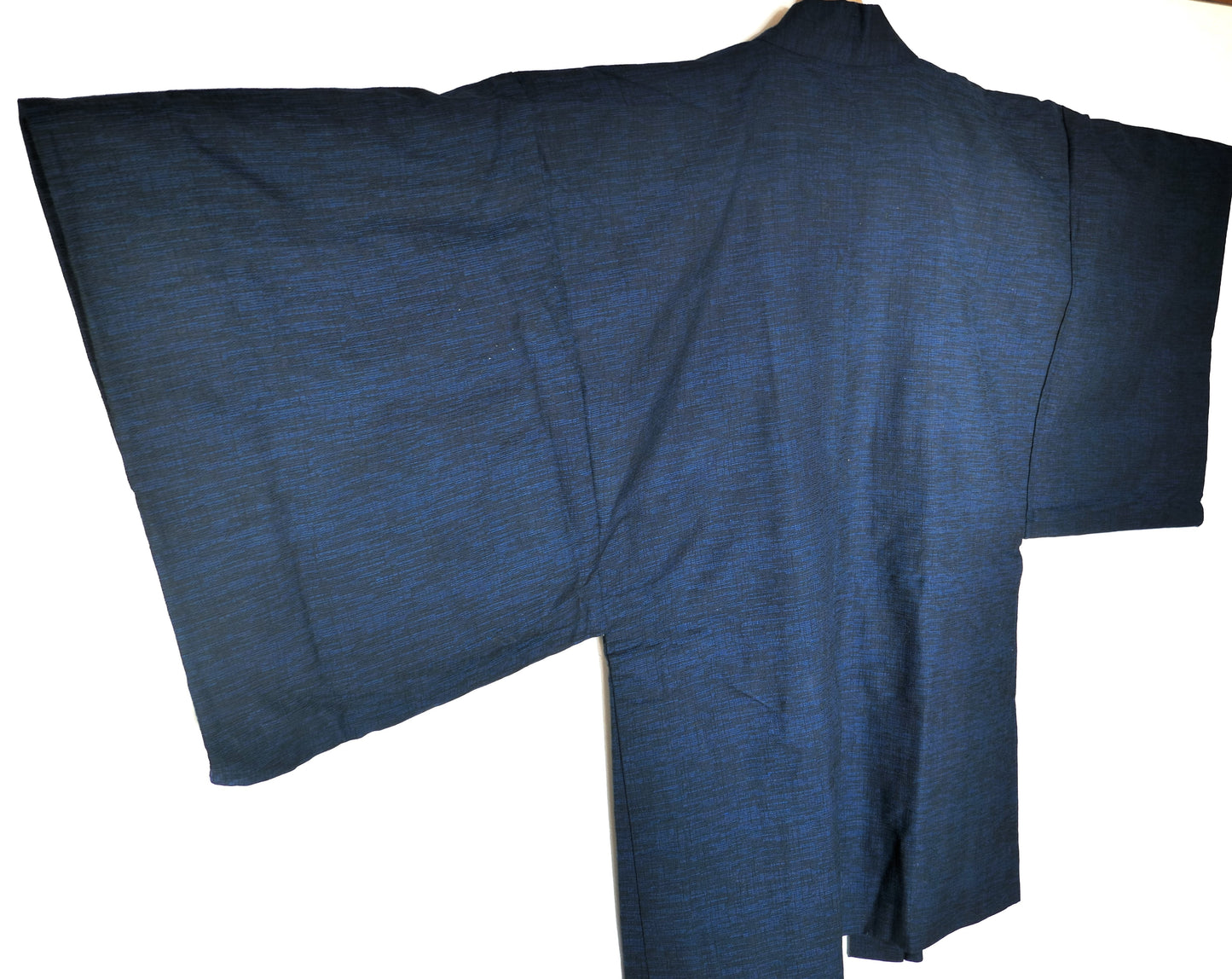 Vue du haori homme en laine depuis l’arrière gauche, tombé fluide et structuré.