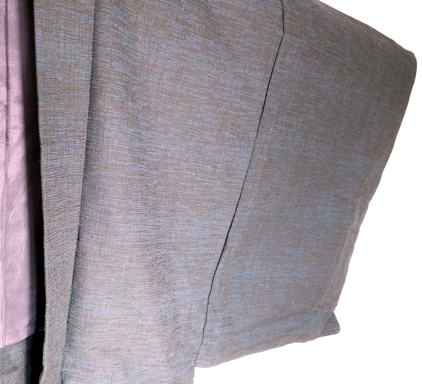 Détail de la manche gauche du haori homme en laine, tissage subtil bleu marine.