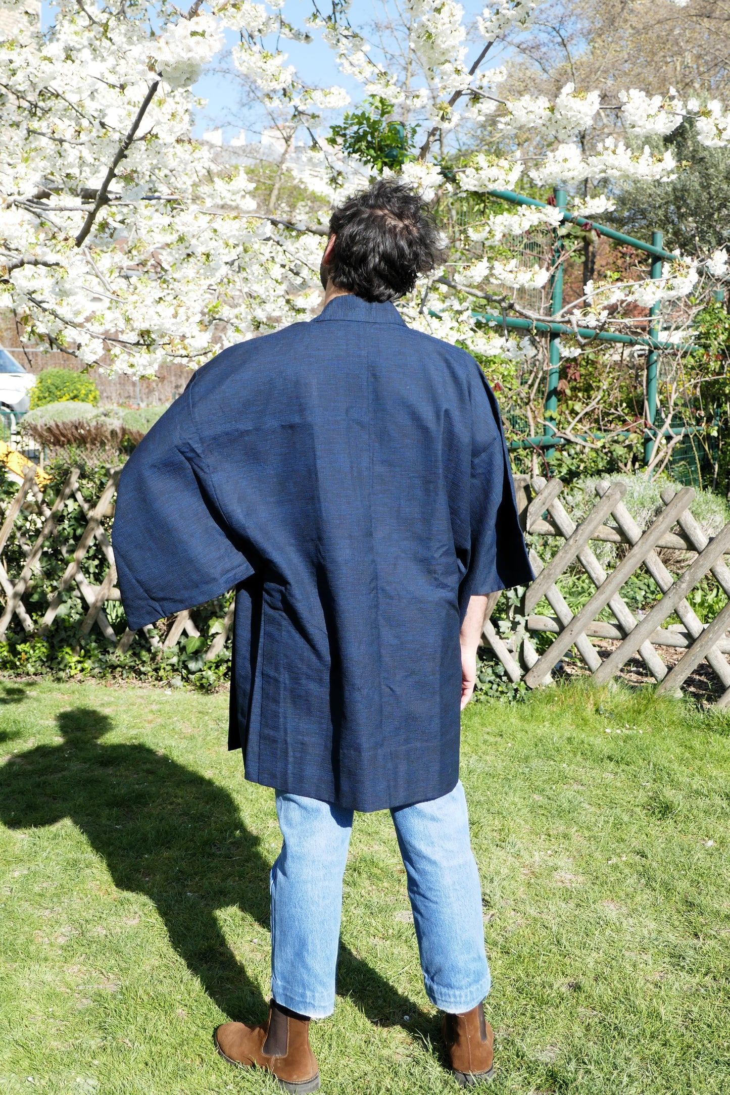 Vue de dos du haori bleu en laine homme porté, tombé fluide et volume ample sur les épaules.
