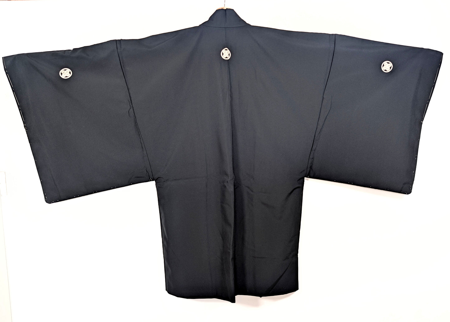 Haori japonais homme en soie habutae noire, kuro montsuki formel à cinq kamon, vue de dos