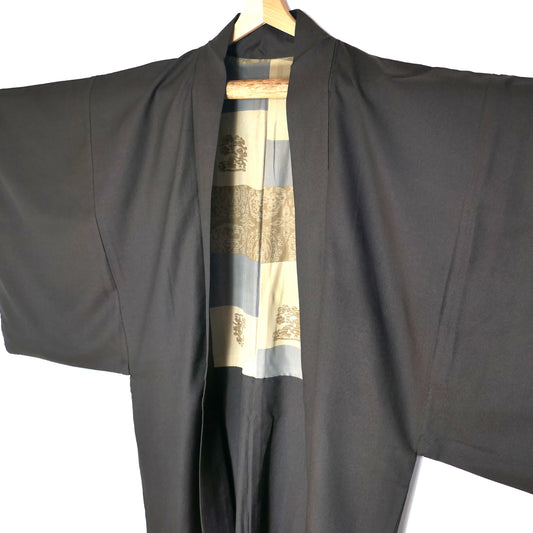 Kimono japonais ancien pour homme en soie – vue de face en pleine lumière