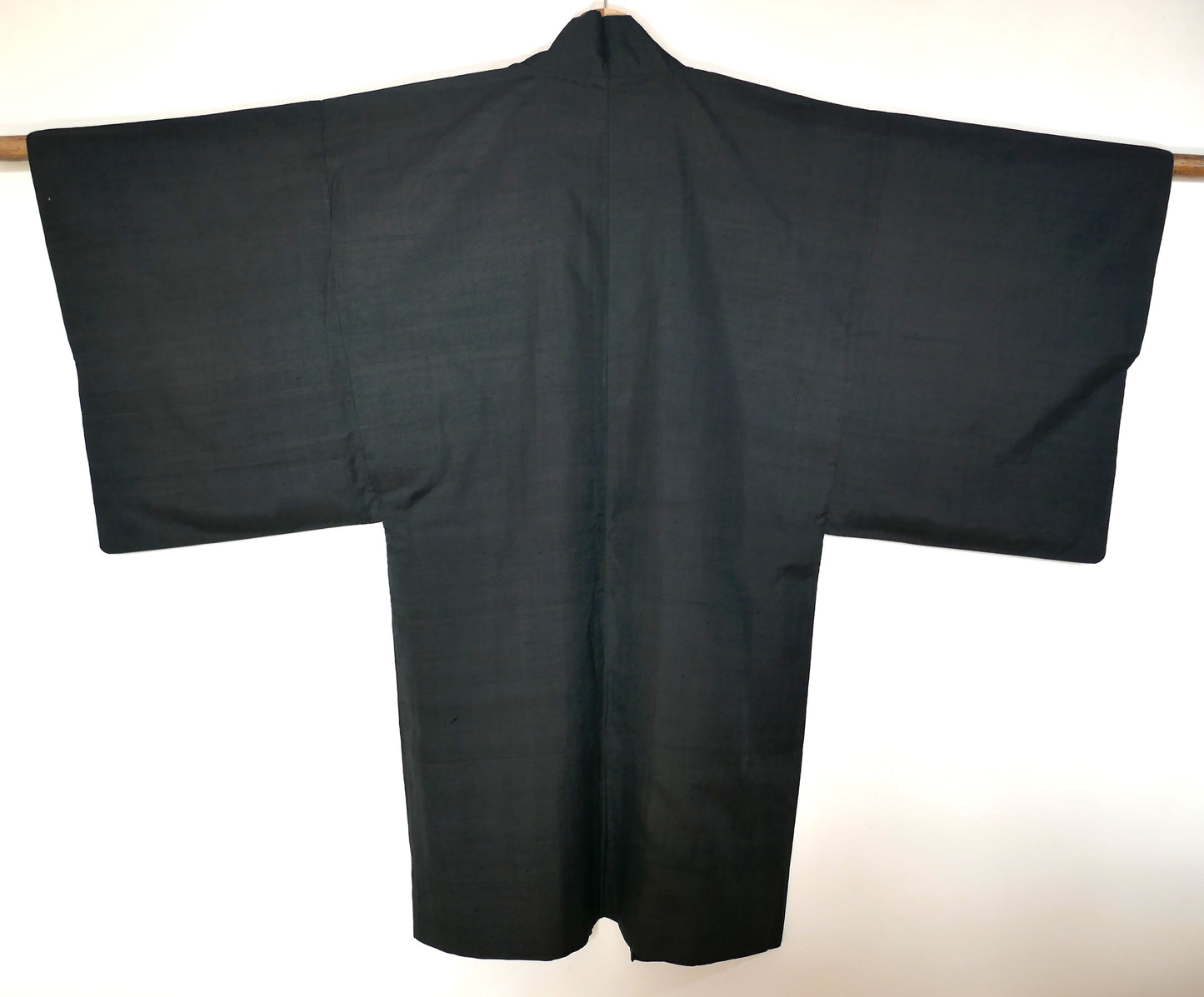 Vue de dos d’un haori vintage japonais en soie gris anthracite – veste kimono japonaise traditionnelle
