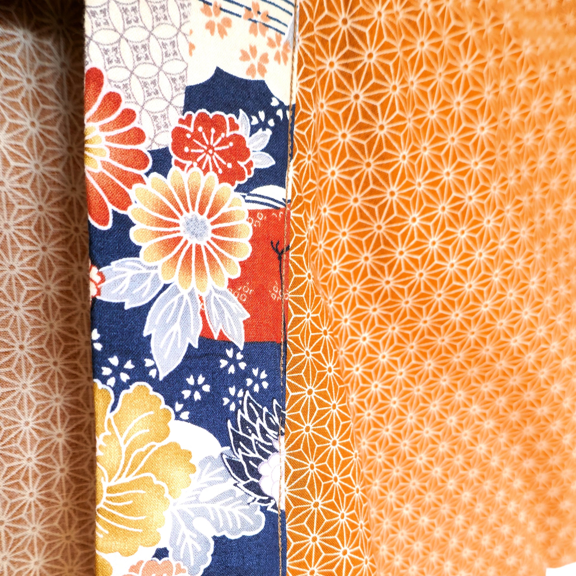 Détail du col floral du haori Yūyake Zakura avec motifs sakura, pivoines et chrysanthèmes