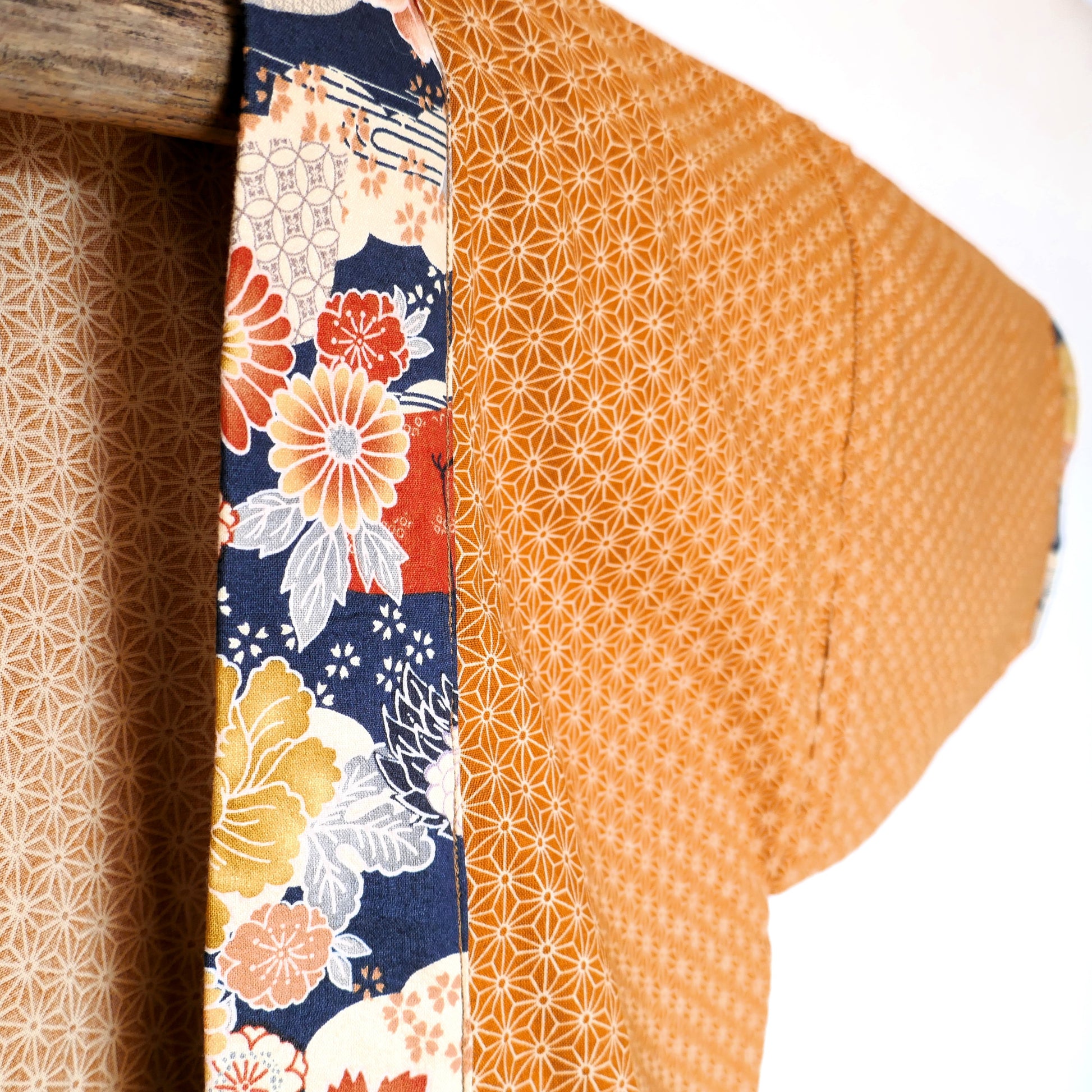 Gros plan du col fleuri du haori Yūyake Zakura motifs de fleurs japonaises anciennes