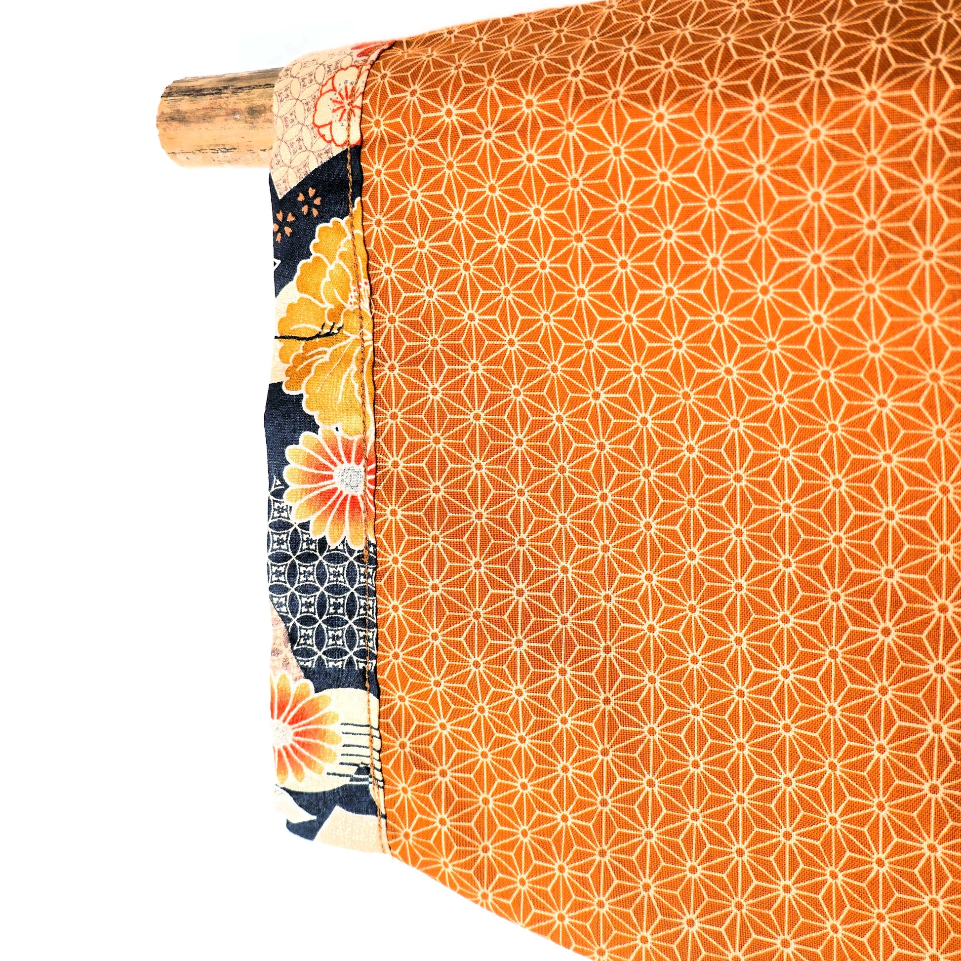 Finition manche haori japonais Yūyake Zakura tissu ocre motif asanoha et fleurs traditionnelles