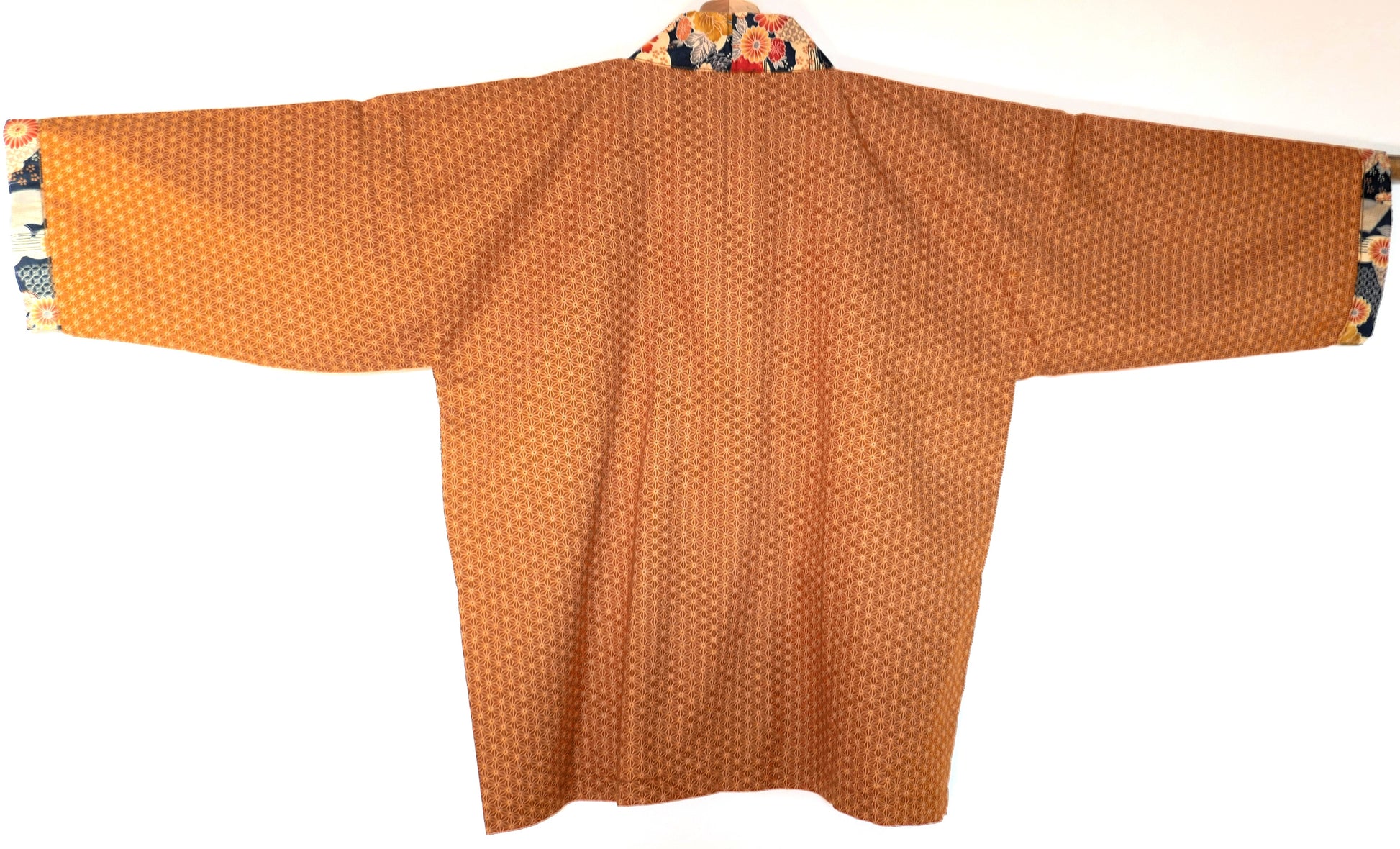 Haori japonais moderne Yūyake Zakura vue dos complet tissu asanoha ocre et col et manches motifs floraux