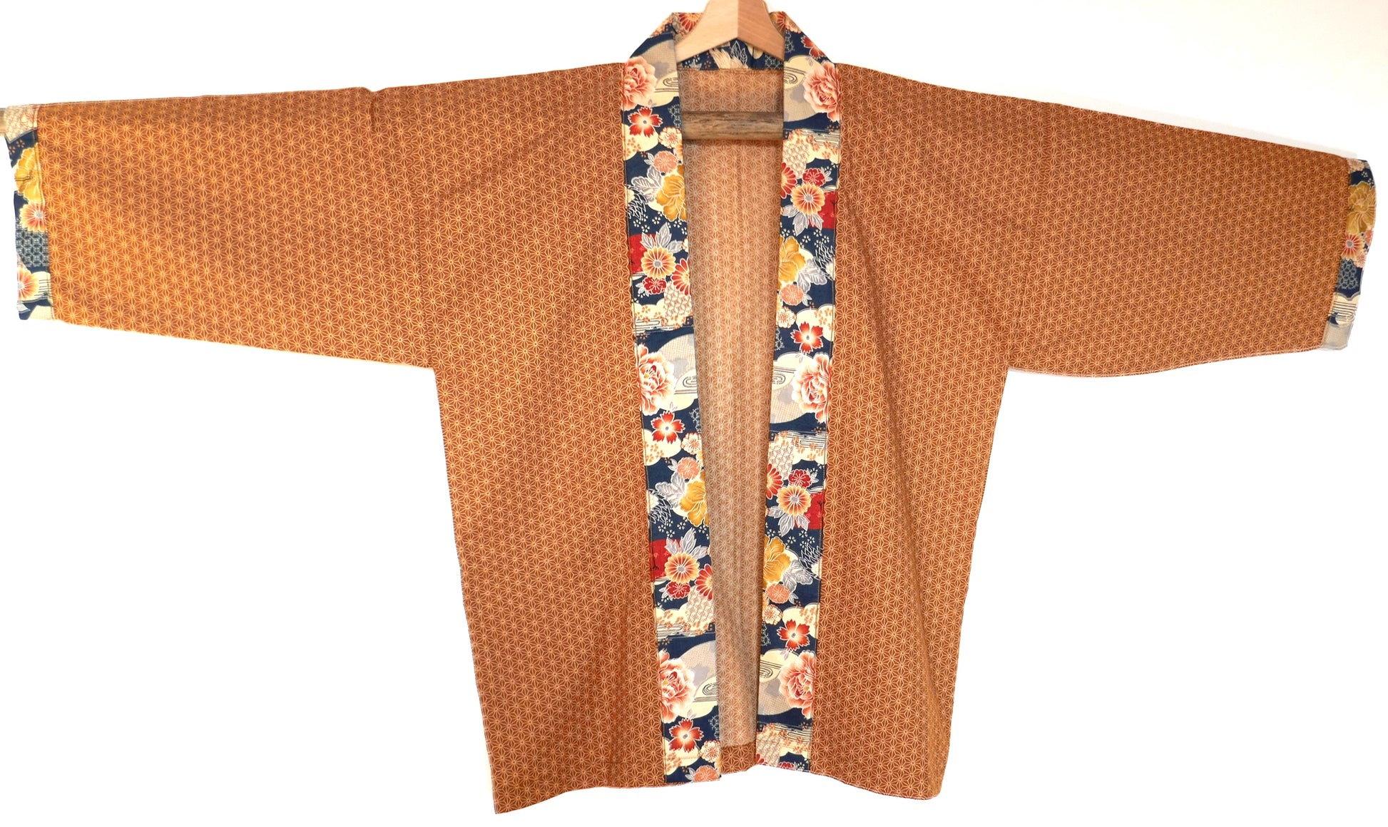 Vue complète face avant haori Yūyake Zakura en coton japonais, col fleuri et fond ocre asanoha