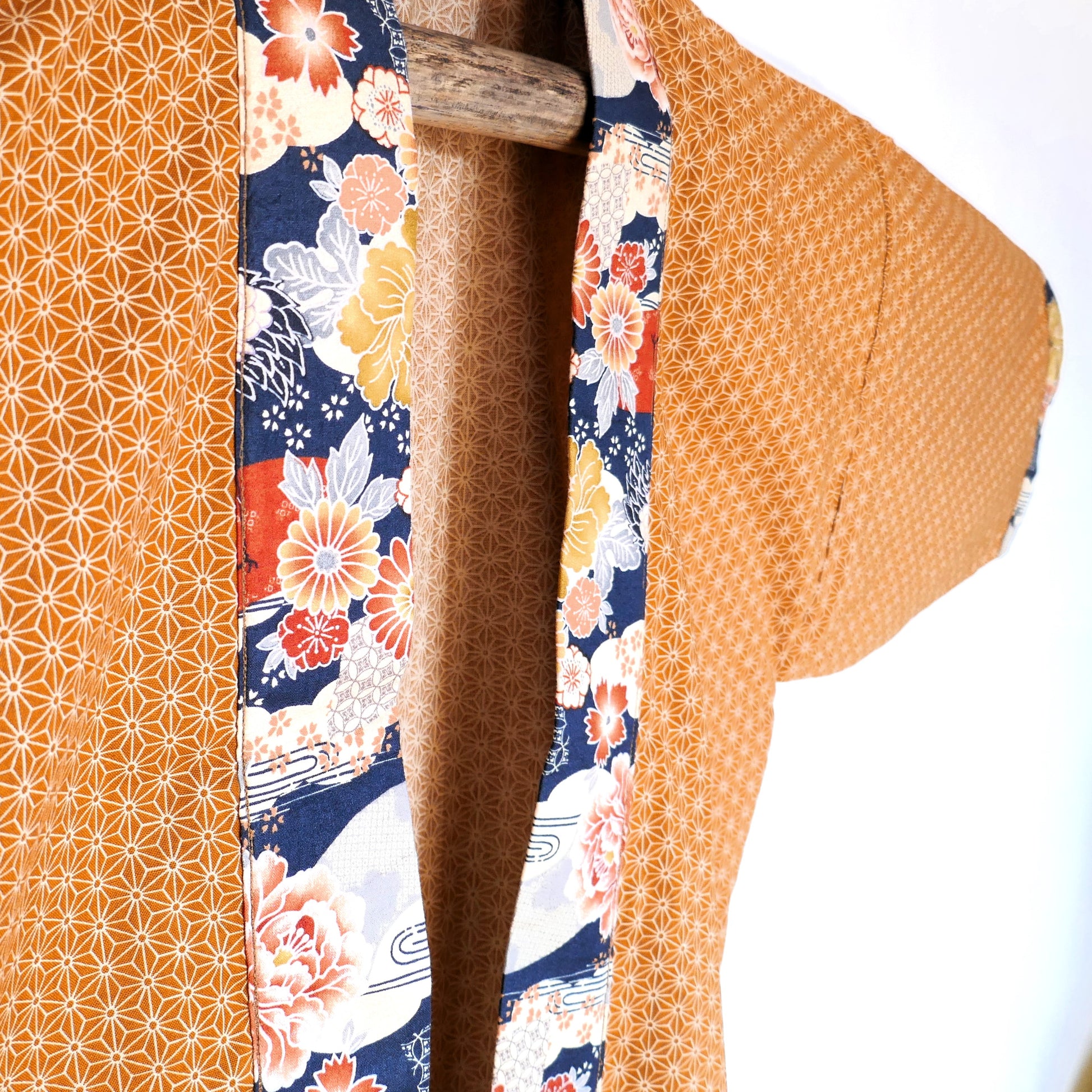 Zoom sur l'ouverture du haori Yūyake Zakura et son tissu japonais floral et traditionnel