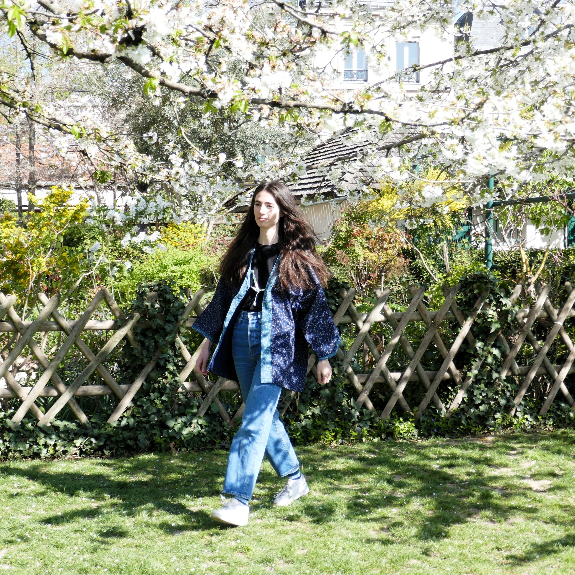 Mayssa marche en haori japonais Full Tombo de l'Atelier KOGEDO, fluide et léger, imprimé de libellules ivoire sur fond indigo.