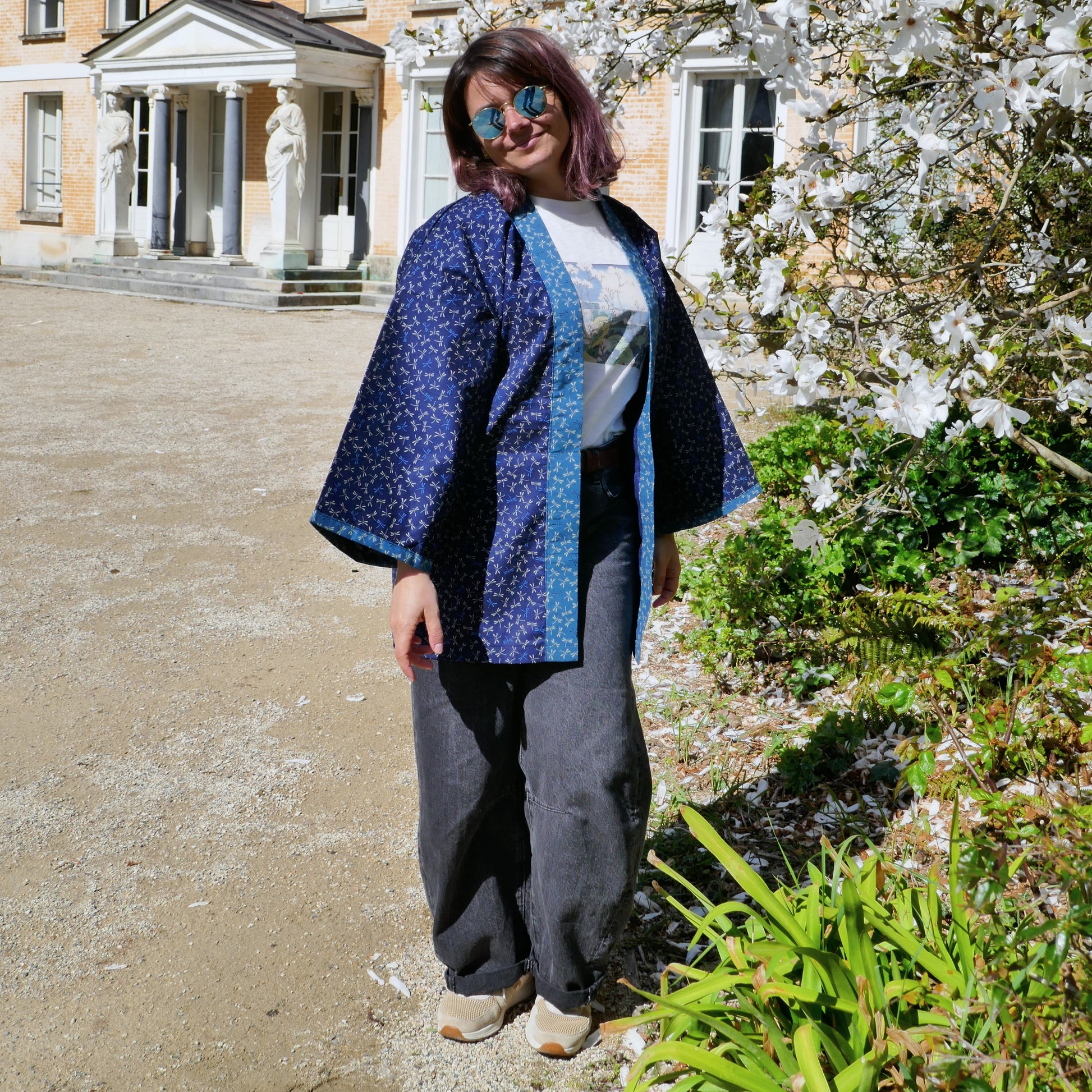 Mikan porte le haori Full Tombo de l'Atelier KOGEDO en look casual, cheveux roses et lunettes rondes, tissu à motif de libellules.