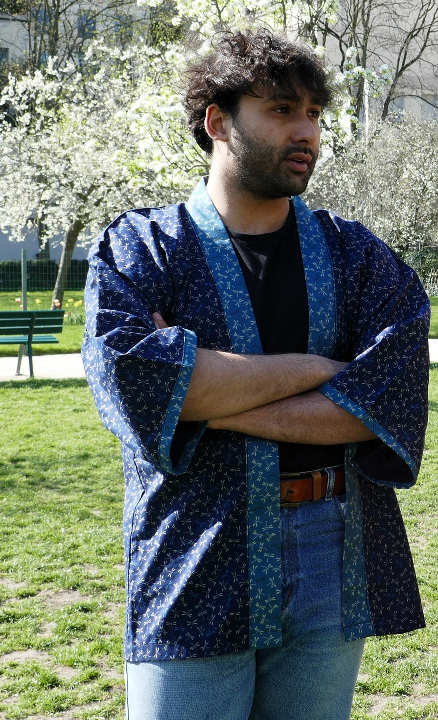 Richard en haori Full Tombo KOGEDO, bras croisés, regard sérieux, veste artisanale bleue aux motifs de libellules.