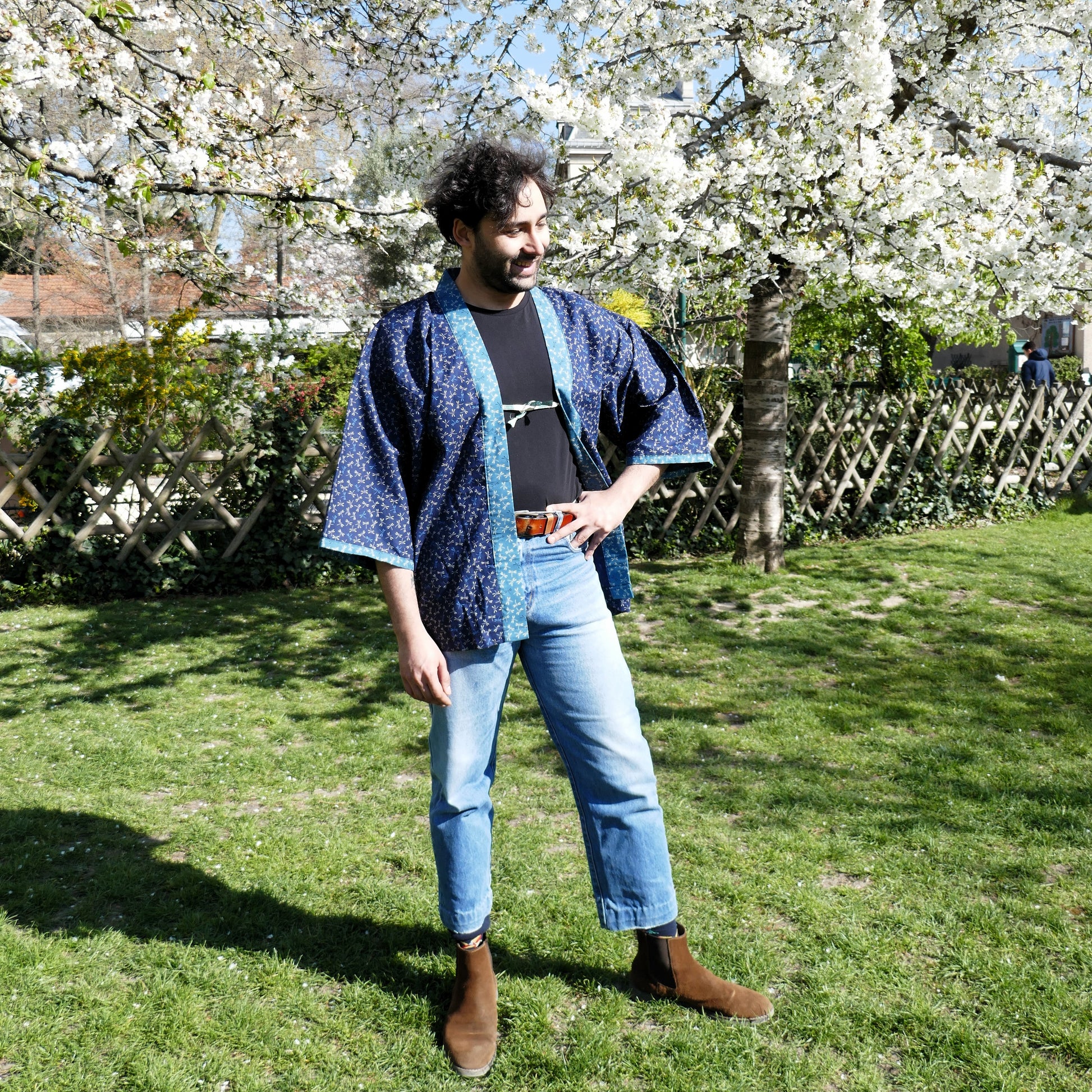 Pose décontractée de Richard en haori japonais Full Tombo de l'Atelier KOGEDO, main sur la hanche, imprimé libellules Tombo traditionnelles.