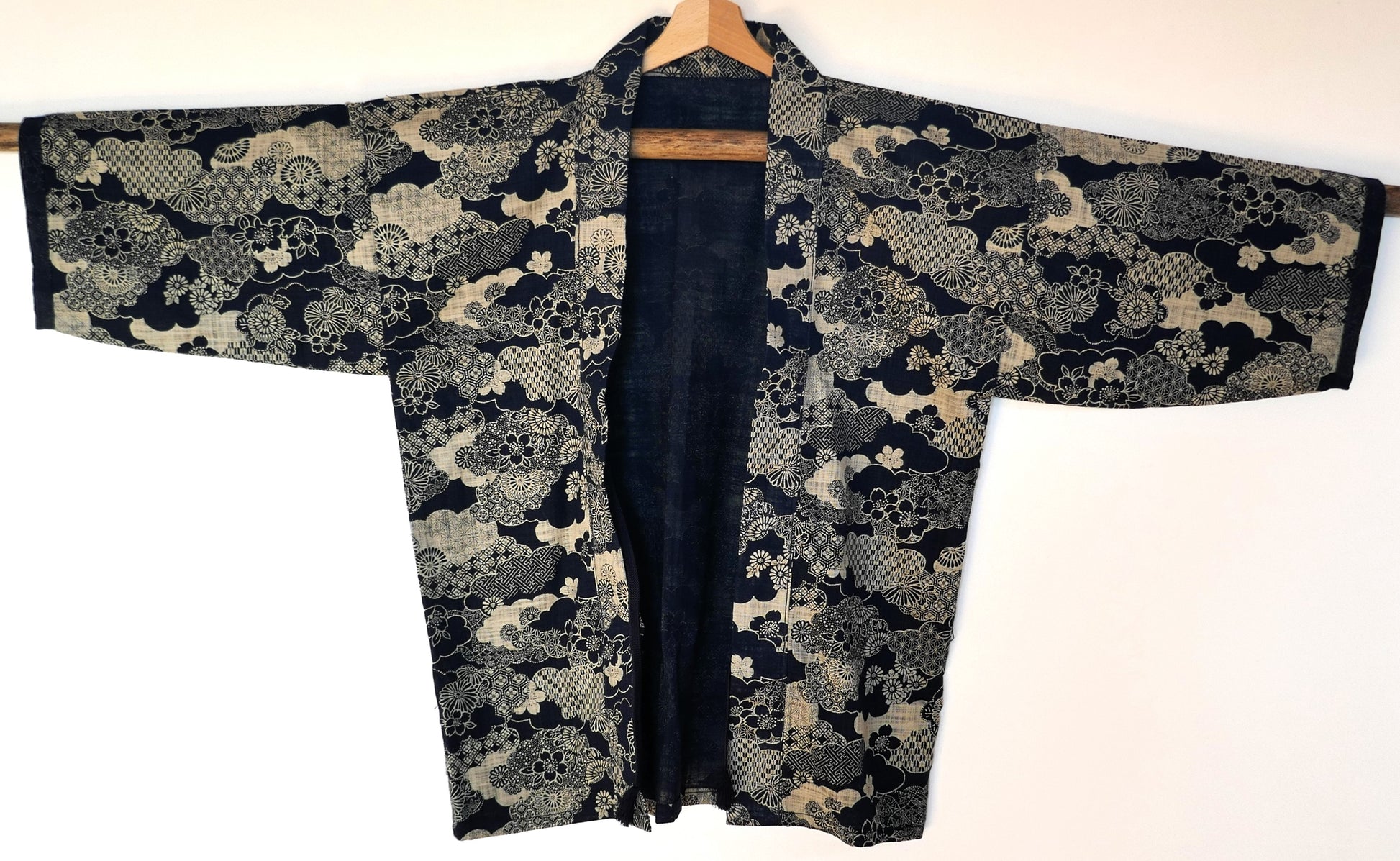vue globale de face du kimono haori japonais moderne nommé kumo no hana
