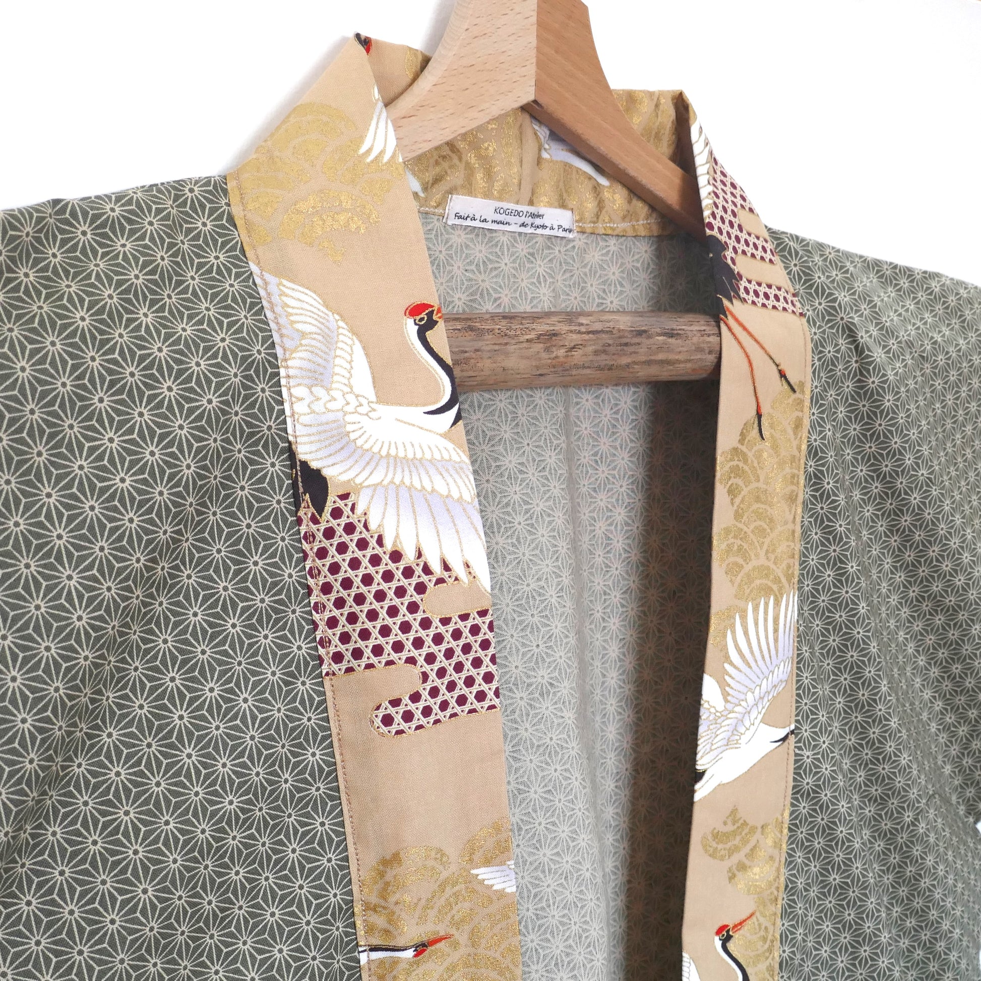 zoom sur le col grues doré et beige du haori Nohara no tsury de l'Atelier KOGEDO