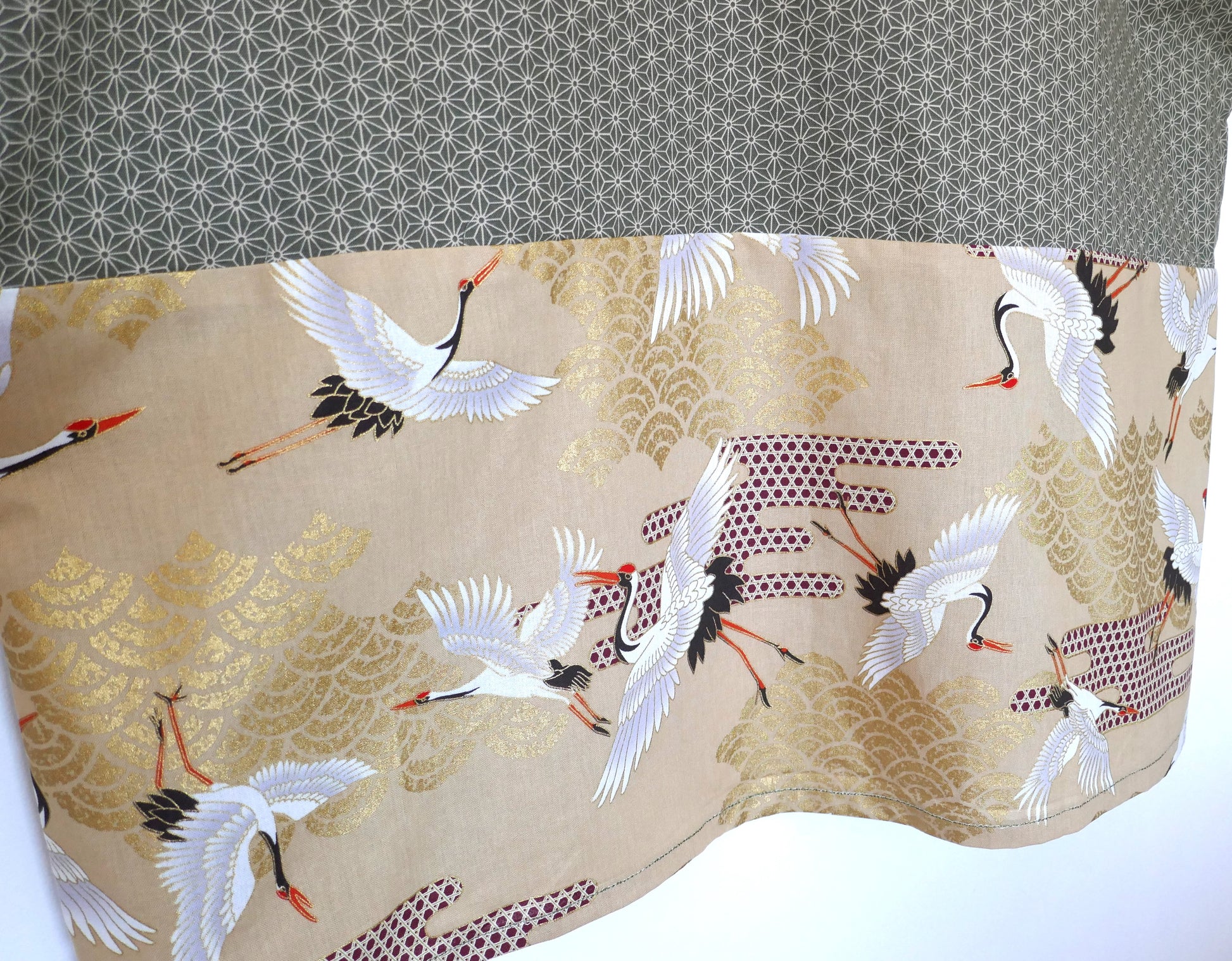 vue de dos du haori nohara no tsuru zoom sur l'empiècement motif grues et vagues dorées
