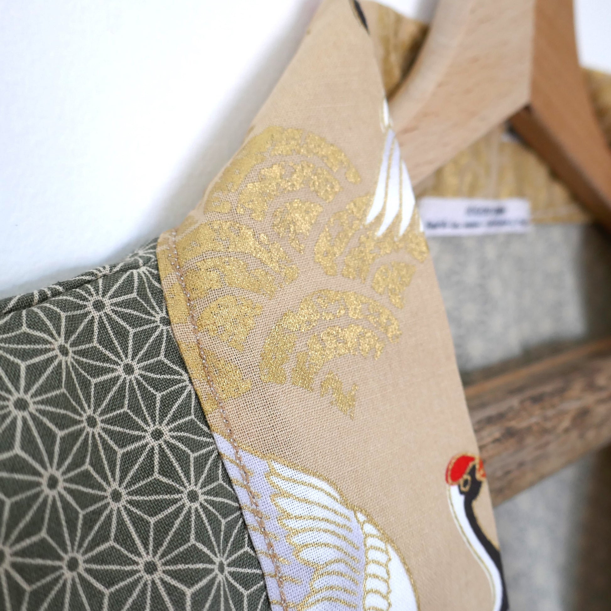 zoom sur le col sur le motif seigaiha doré du haori moderne nohara no tsuru