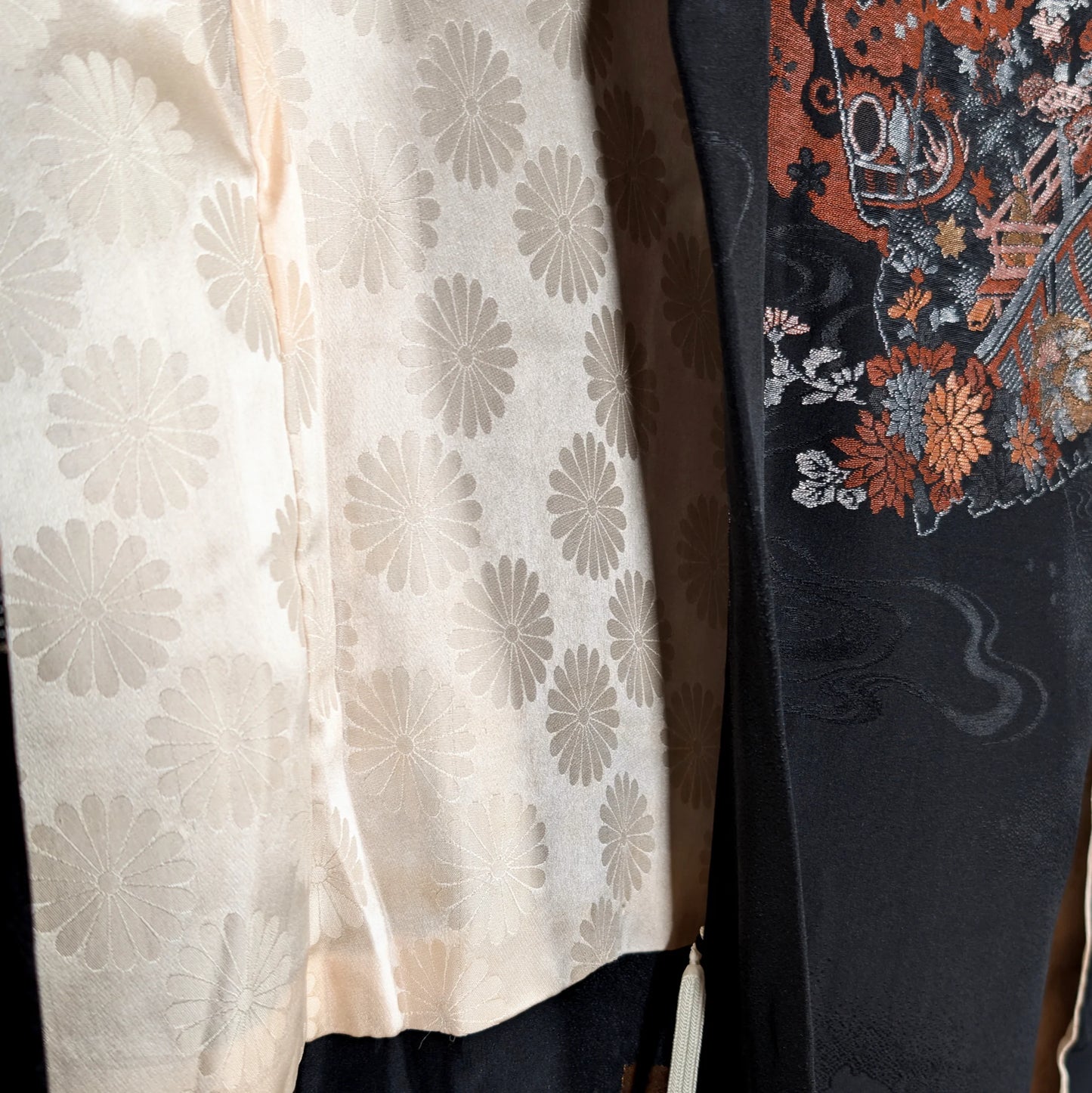 Veste kimono traditionnelle japonaise ouverte, montrant sa doublure en soie ivoire à motifs de chrysanthèmes (kiku) – KOGEDO