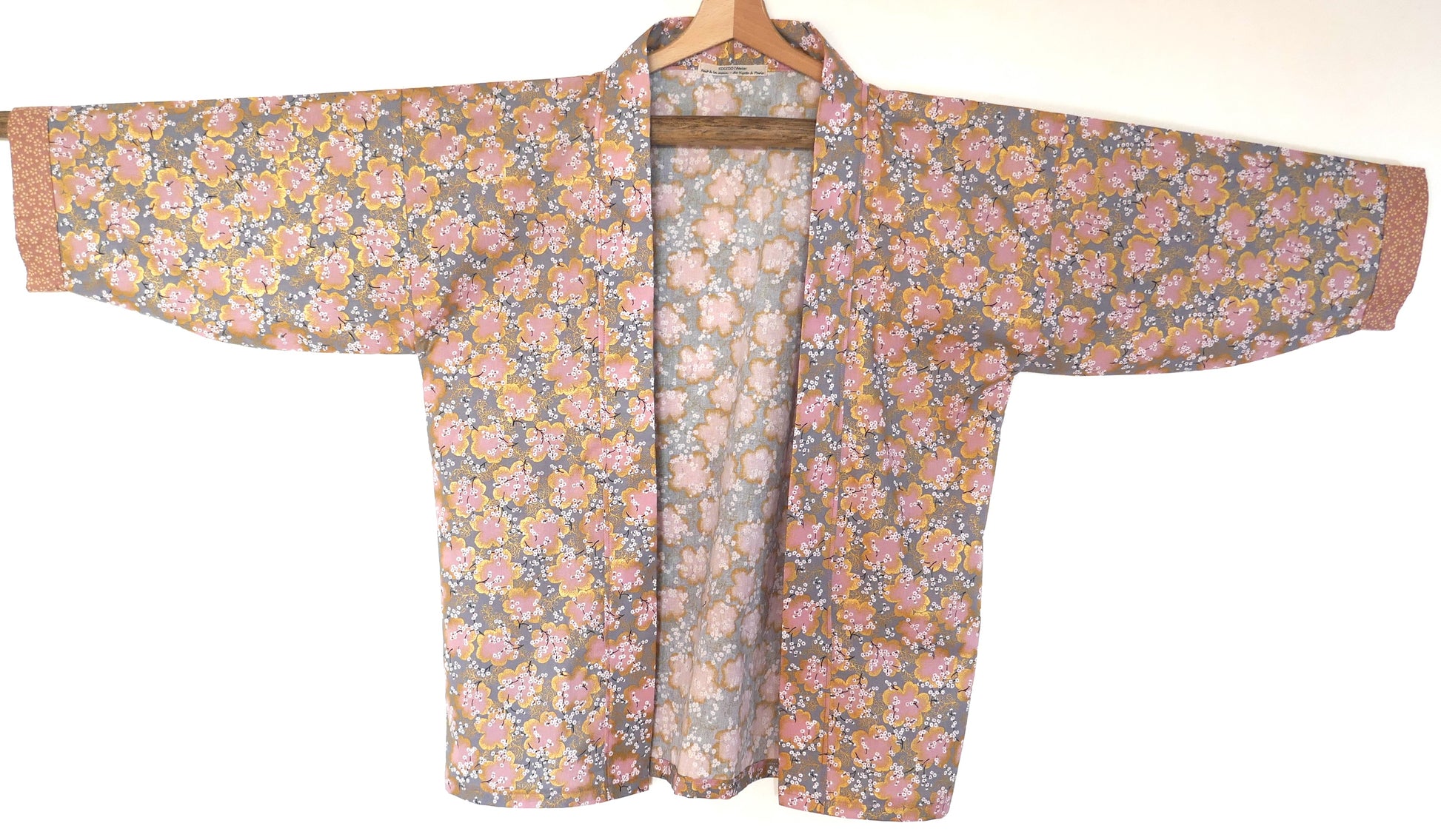 Vue de face du haori Sakura Fubuki by KOGEDO, veste kimono artisanale en tissu japonais avec motifs de sakura dorés