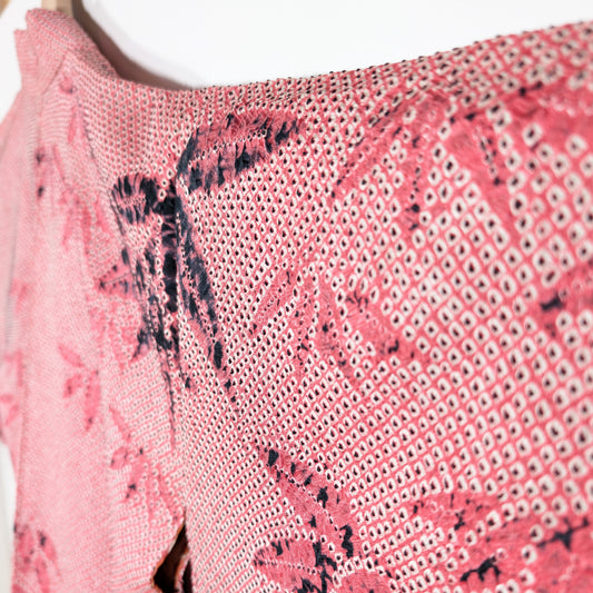 Détail du kanoko shibori rose corail d’un haori japonais vintage pour femme, avec décor traditionnel de feuilles de bambou