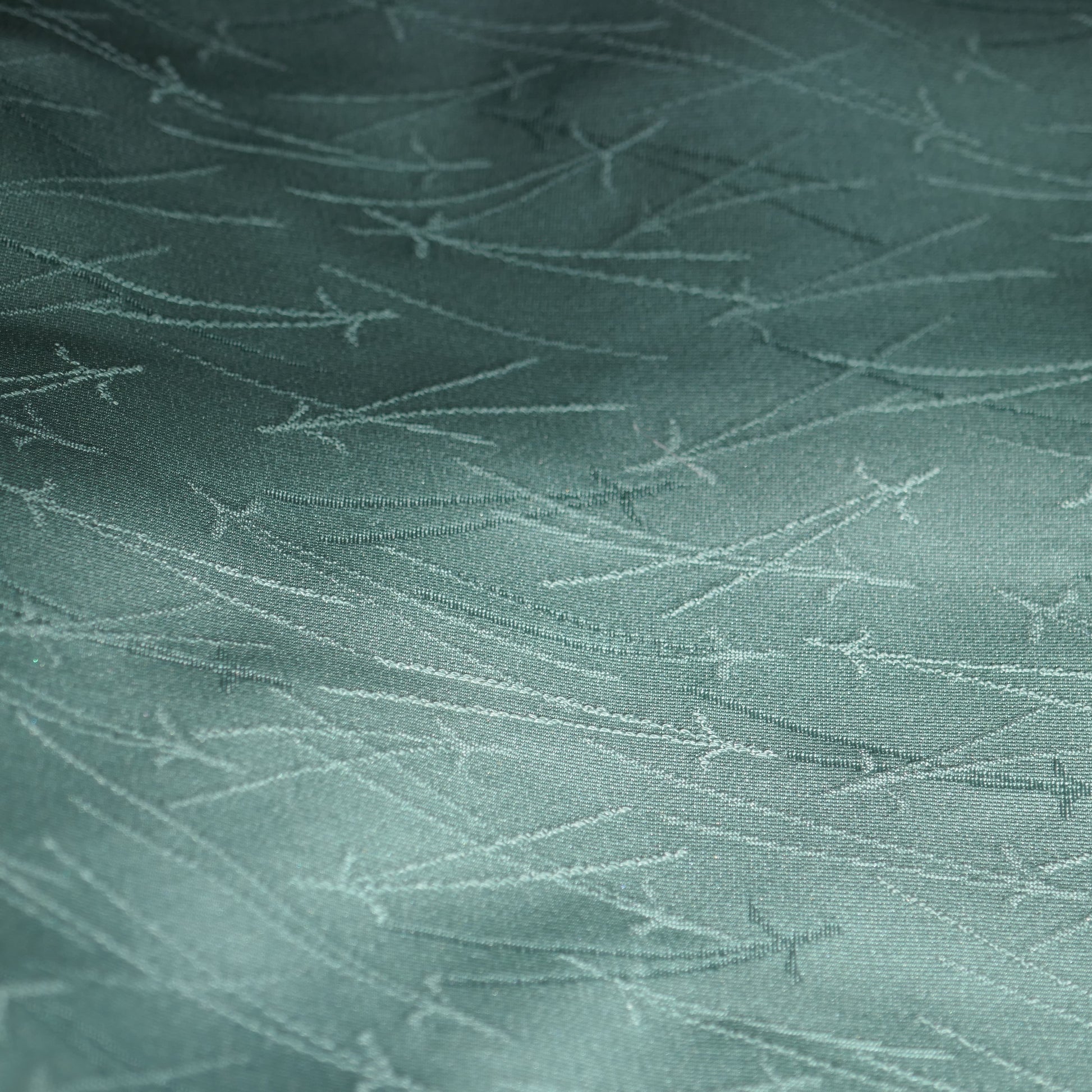 Détail du tissu en soie fluide du haori bleu turquoise grisé, motif fin évoquant les courants marins