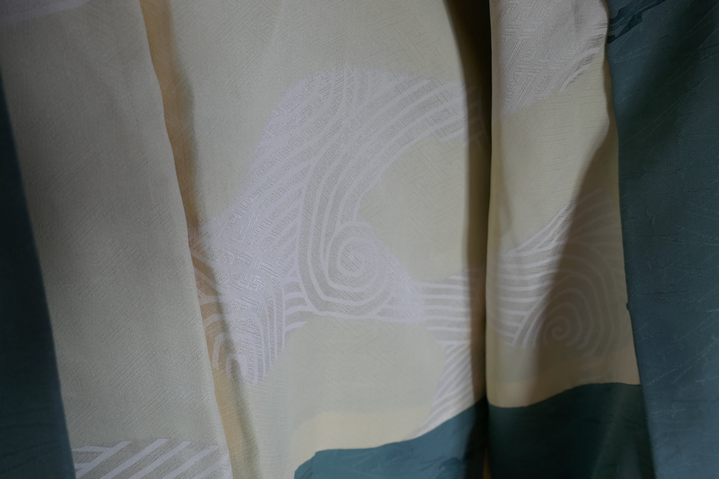Doublure intérieure en soie ivoire du haori vintage, décorée de motifs ondulants japonais.