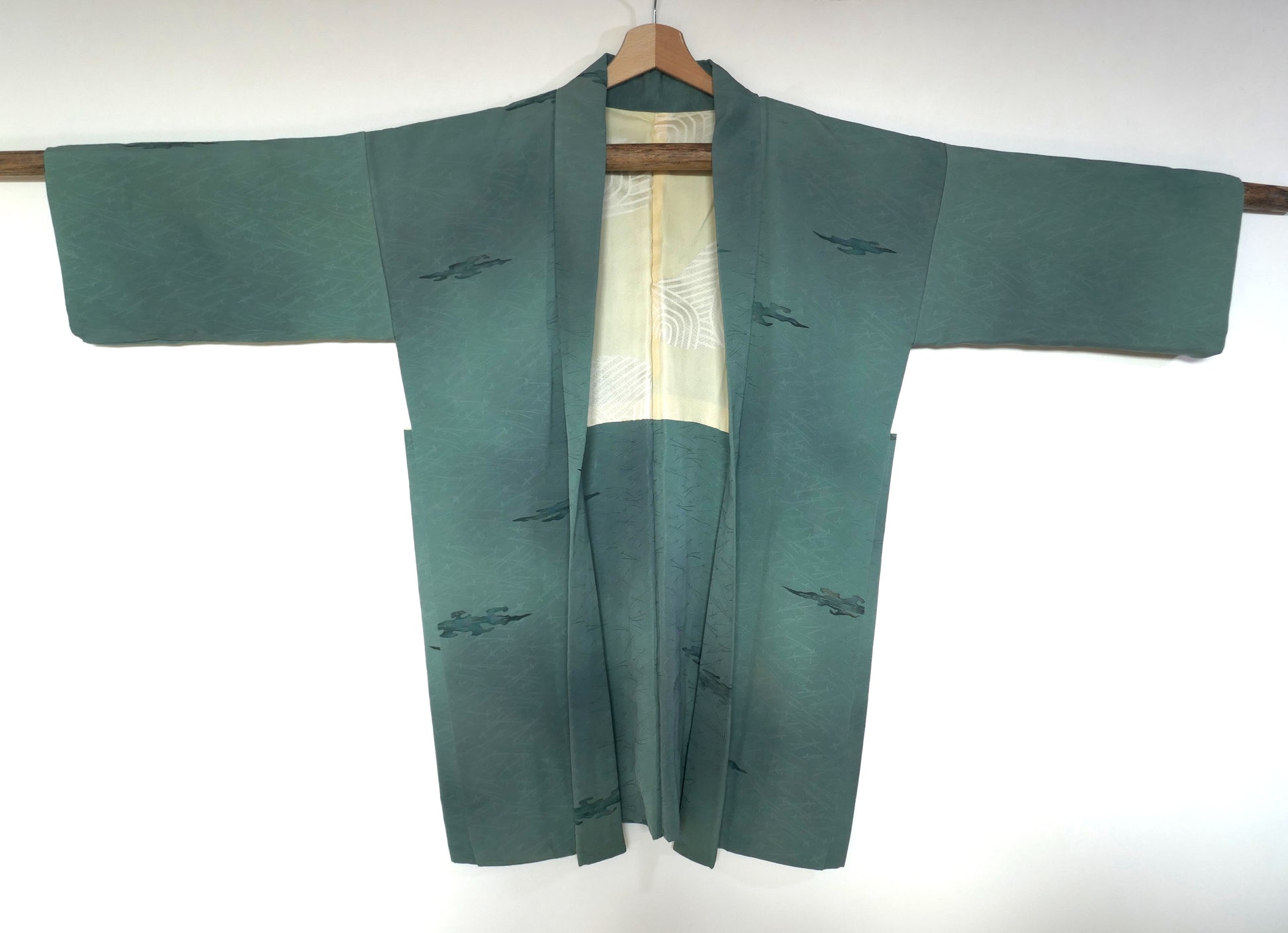 Haori vintage en soie bleu turquoise grisé retaillé par l’Atelier KOGEDO – vue de face, manches modernisées.