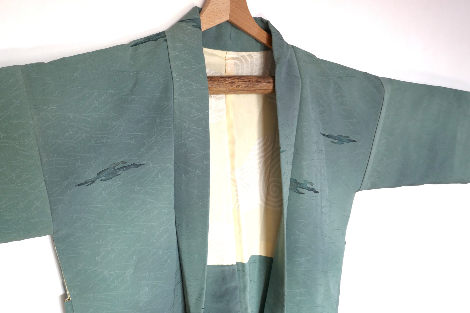 Détail de l’épaule gauche et de la manche ajustée du haori en soie, coupe modernisée par KOGEDO.