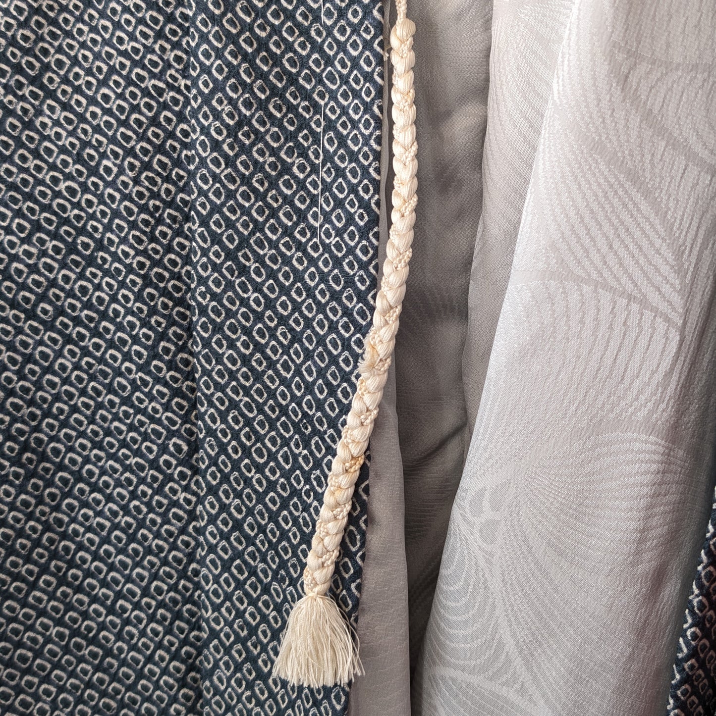 Détail haori himo cordon intérieur veste kimono japonaise vintage en soie shibori kanoko
