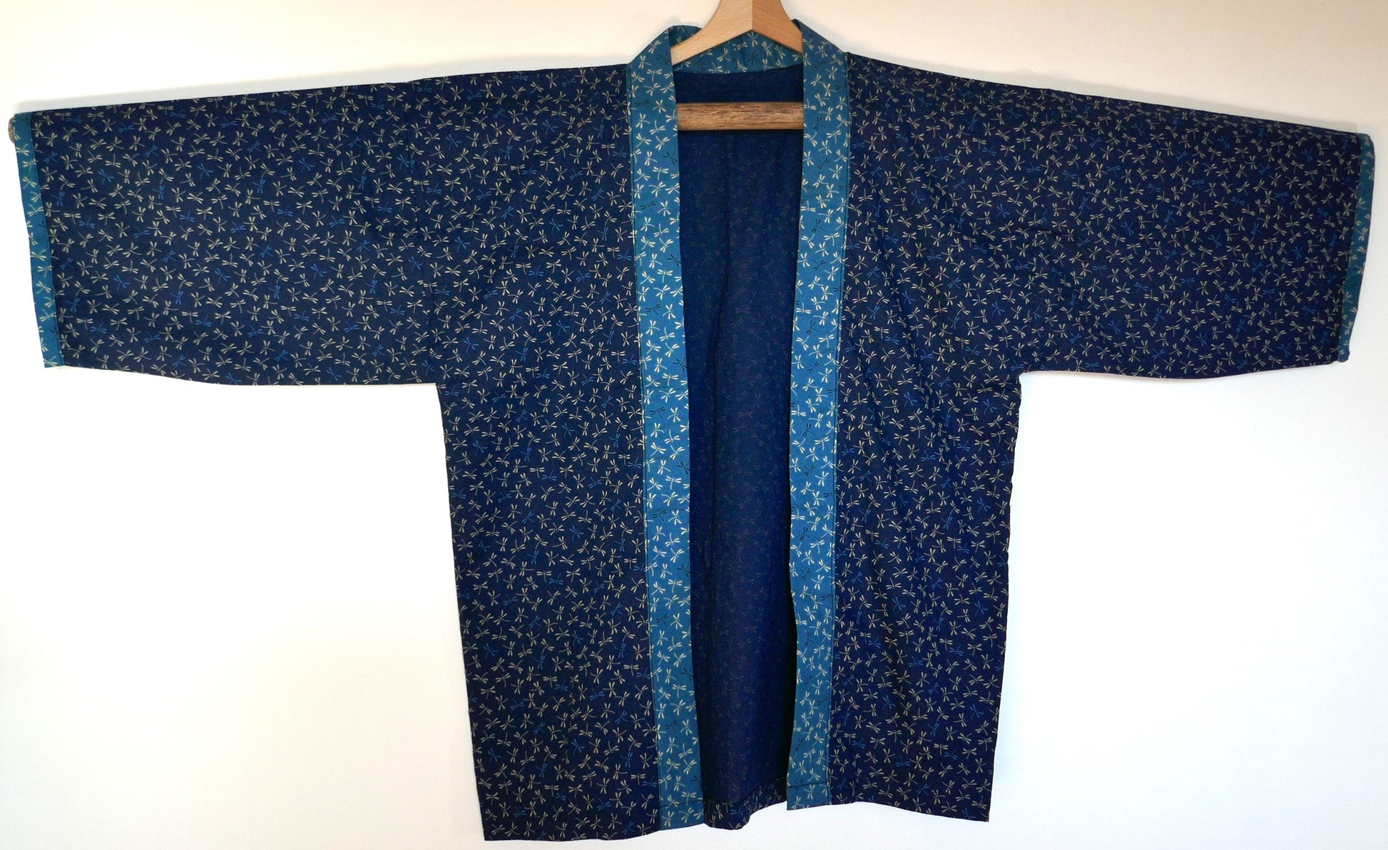 Haori japonais moderne motif libellules bleues sur fond indigo – vue de face, col contrasté bleu canard, pièce artisanale unique de l’Atelier Kogedo.