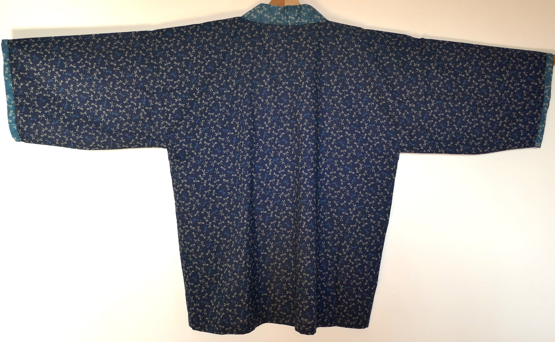 Vue arrière du haori japonais Full Tombo – atelier Kogedo, motif traditionnel de libellules TOMBO