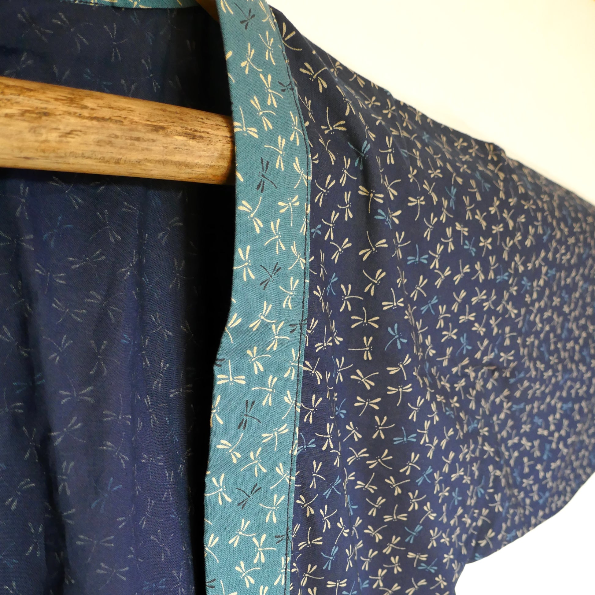 Gros plan sur la bordure du col du haori japonais Full Tombo – imprimé libellules blanc sur bleu canard, couture fine.