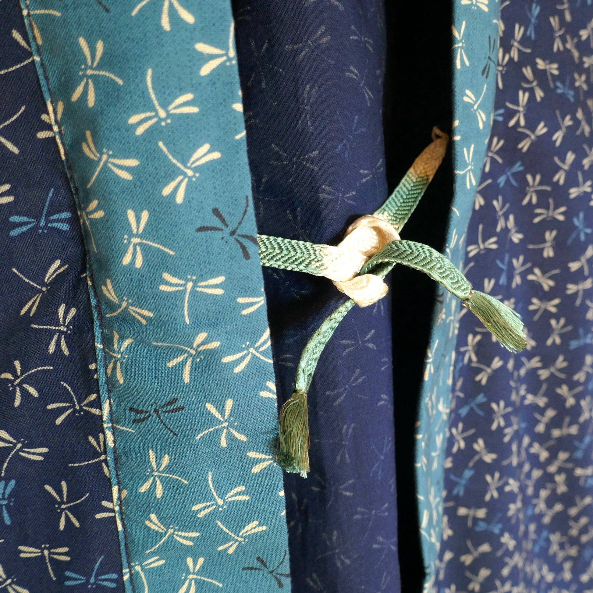 Fermeture traditionnelle du haori Full Tombo avec cordon obijime obihimo tressé vert clair, détail élégant de la pièce.