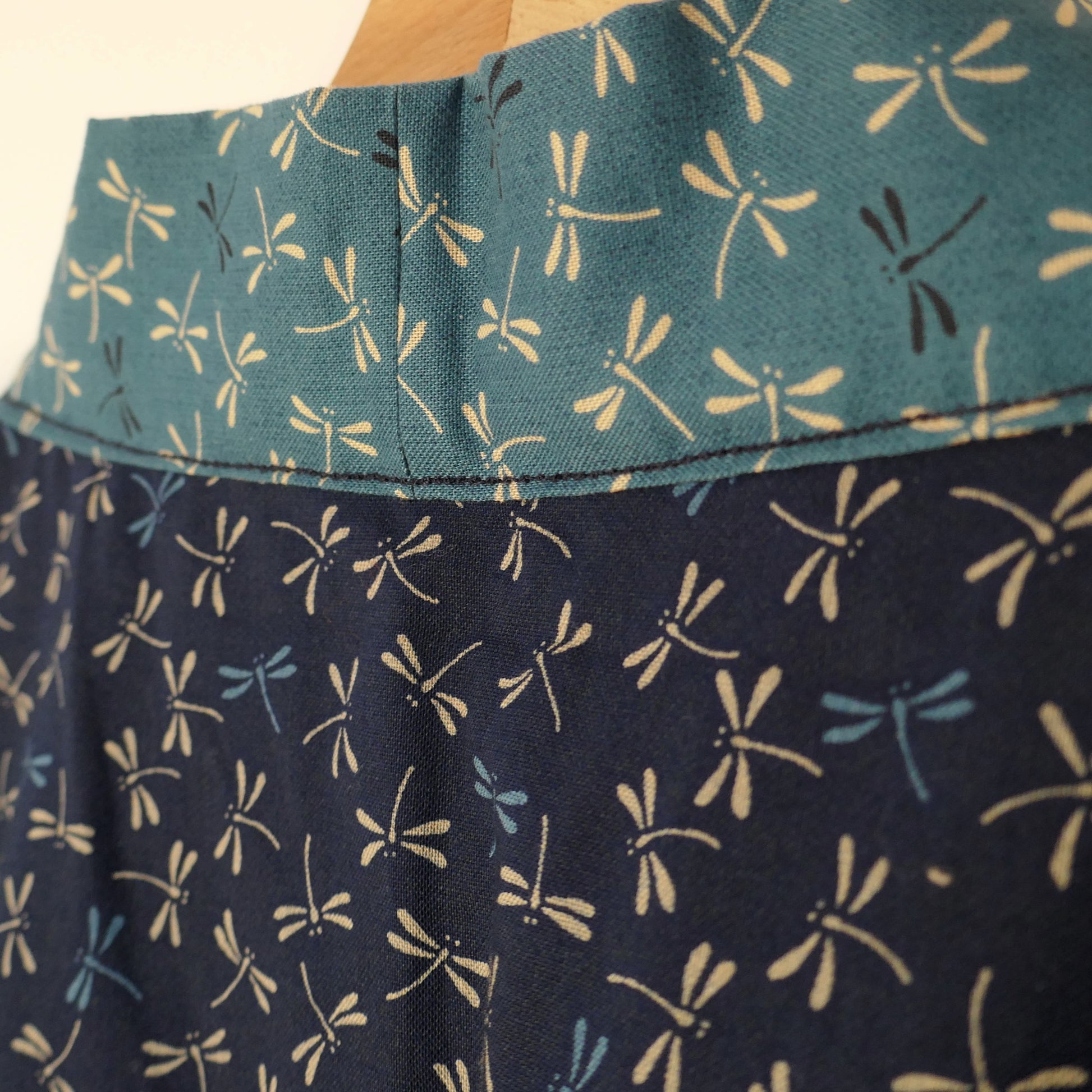 Détail du col du haori japonais motif libellules – contraste entre l’indigo et le bleu canard, pièce faite main par Kogedo l'Atelier