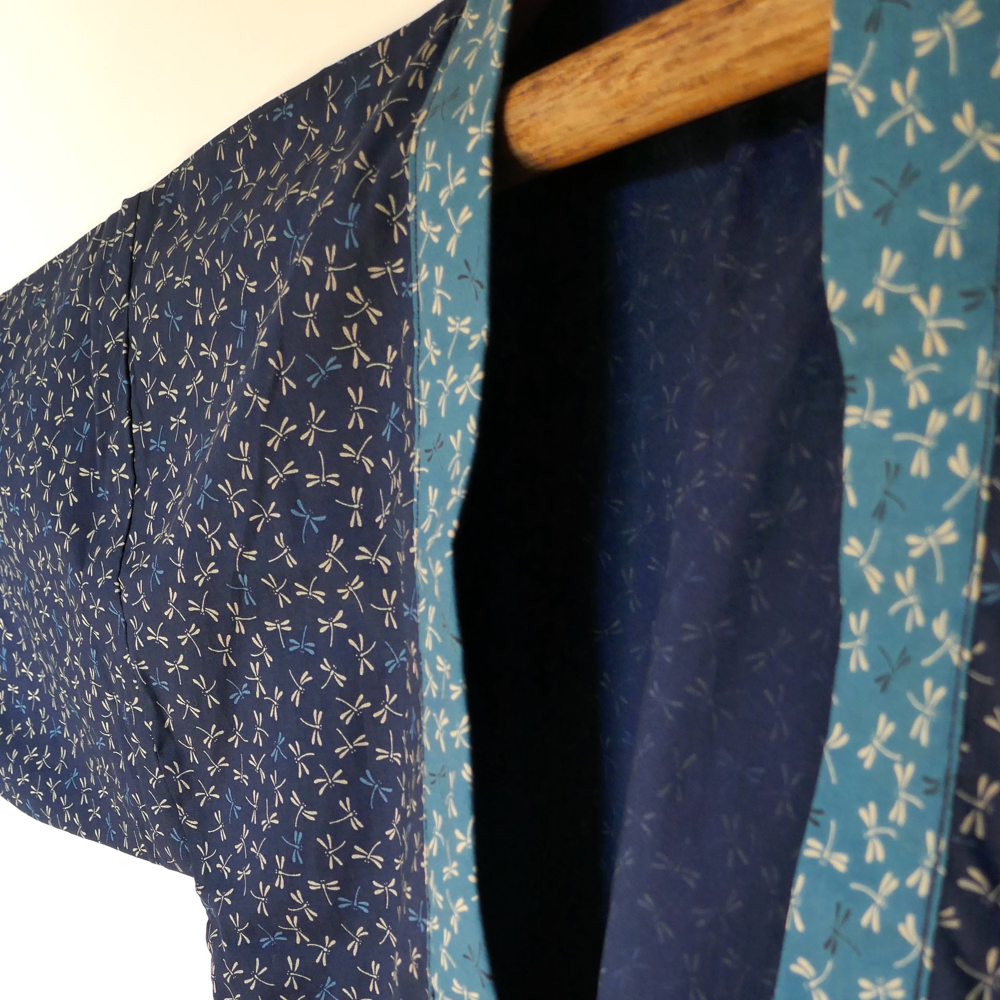 Vue de profil du haori japonais Full Tombo – contraste entre col bleu canard et tissu principal indigo à libellules.