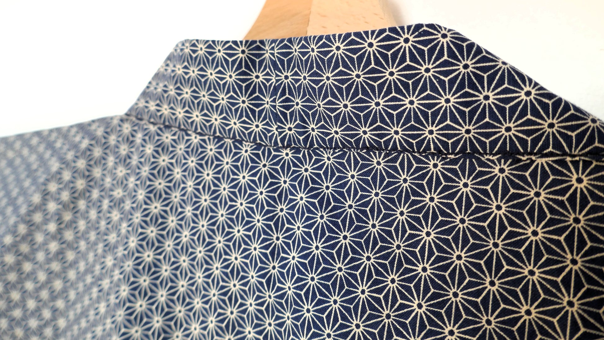 Gros plan sur le col de dos du haori Tradi Tradi cousu main, mettant en valeur la précision du motif traditionnel asanoha japonais.