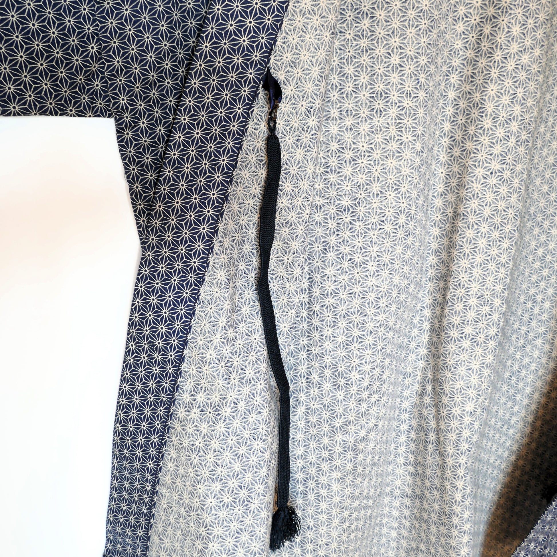 Intérieur du haori Tradi Tradi de KOGEDO, montrant le tissu doublé léger et les liens traditionnels obijime obihimo pour la fermeture.