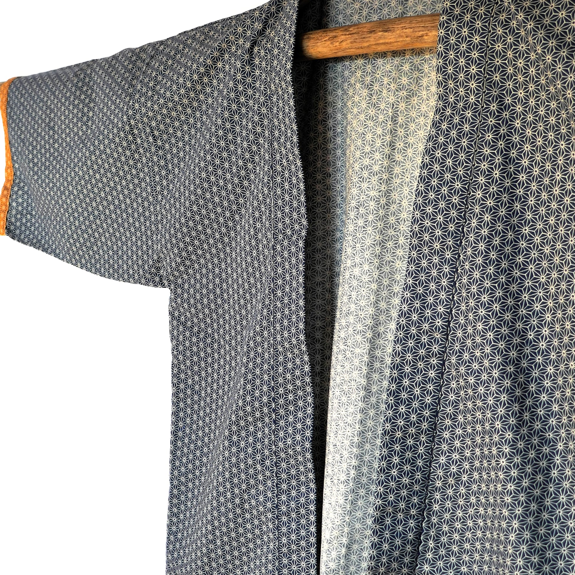 Vue de la manche droite du haori Tradi Tradi, soulignant la couture et l’association raffinée entre tissu asanoha et bordure ocre.