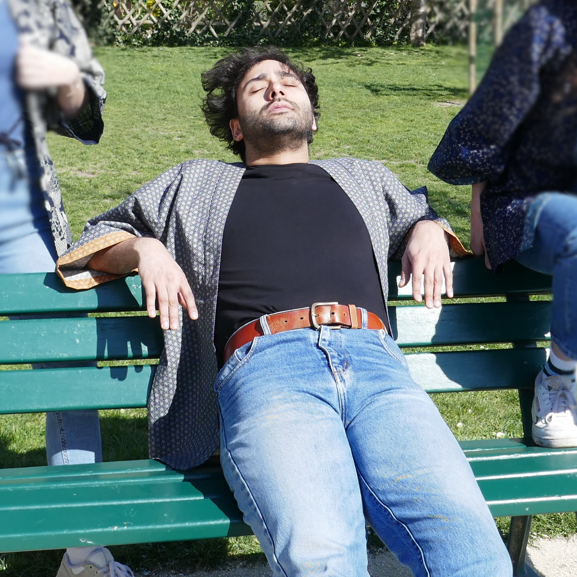 Richard détendu sur un banc au soleil, les manches relevées du haori Tradi Tradi laissent voir la doublure ocre contrastante.