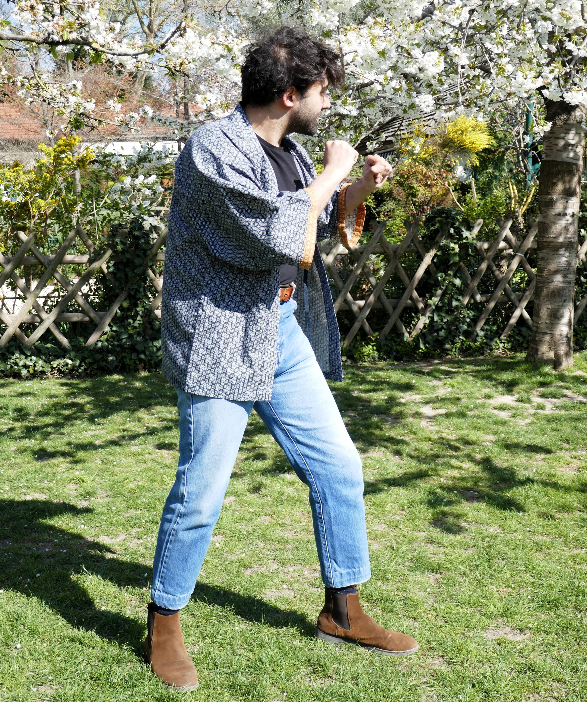 Richard en posture dynamique avec le haori Tradi Tradi, sur tee-shirt noir et jean, illustrant le confort même en mouvement.