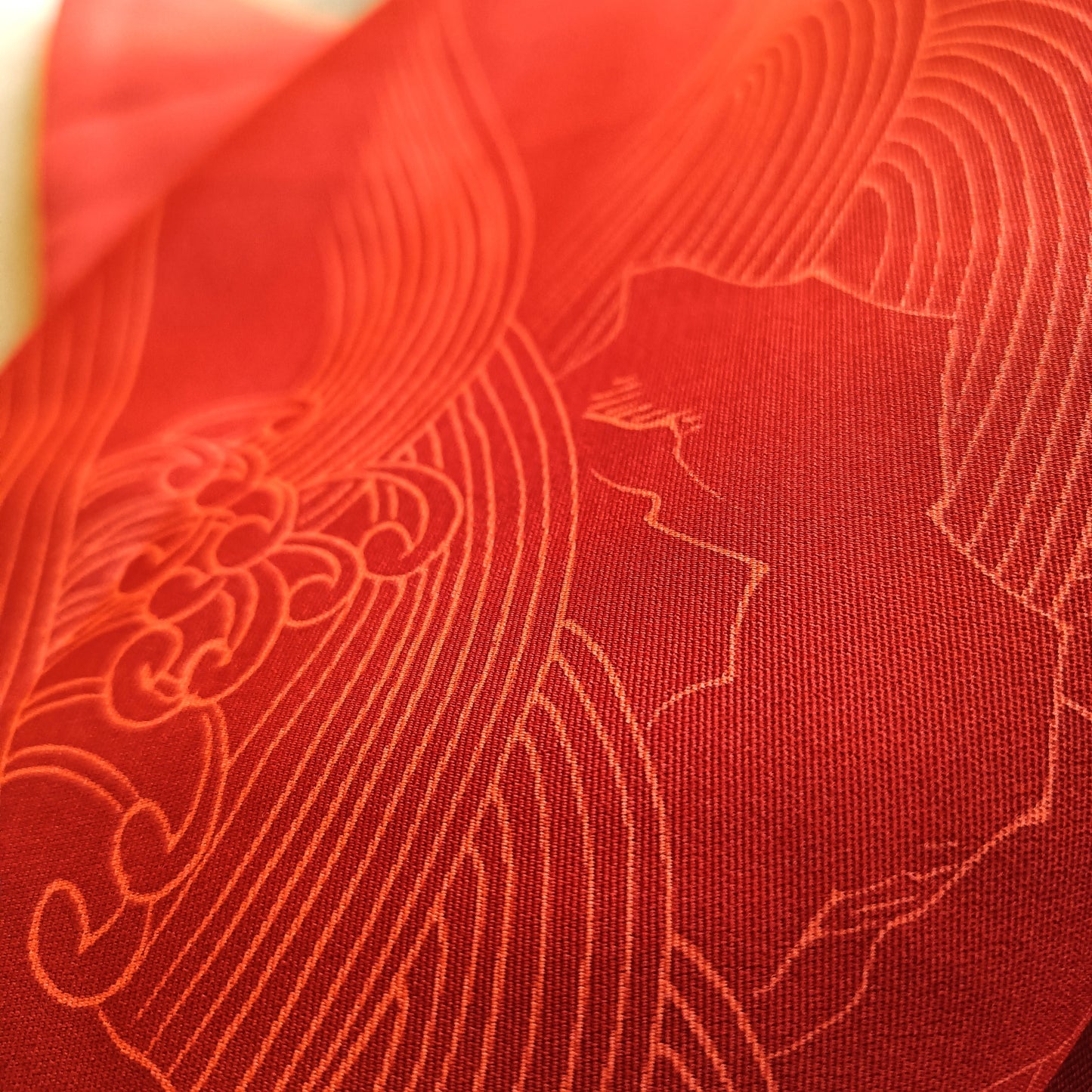 Détail artistique flou de haori vintage en habutae vermillon avec motif de vagues japonaises