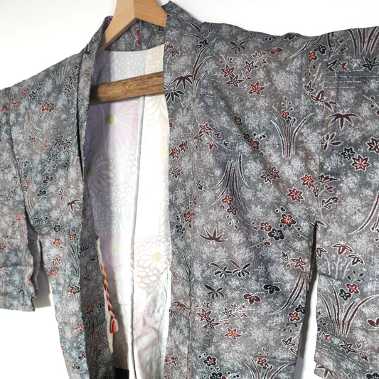 Vue en trois-quarts du haori vintage japonais métallisé, doublure légèrement visible