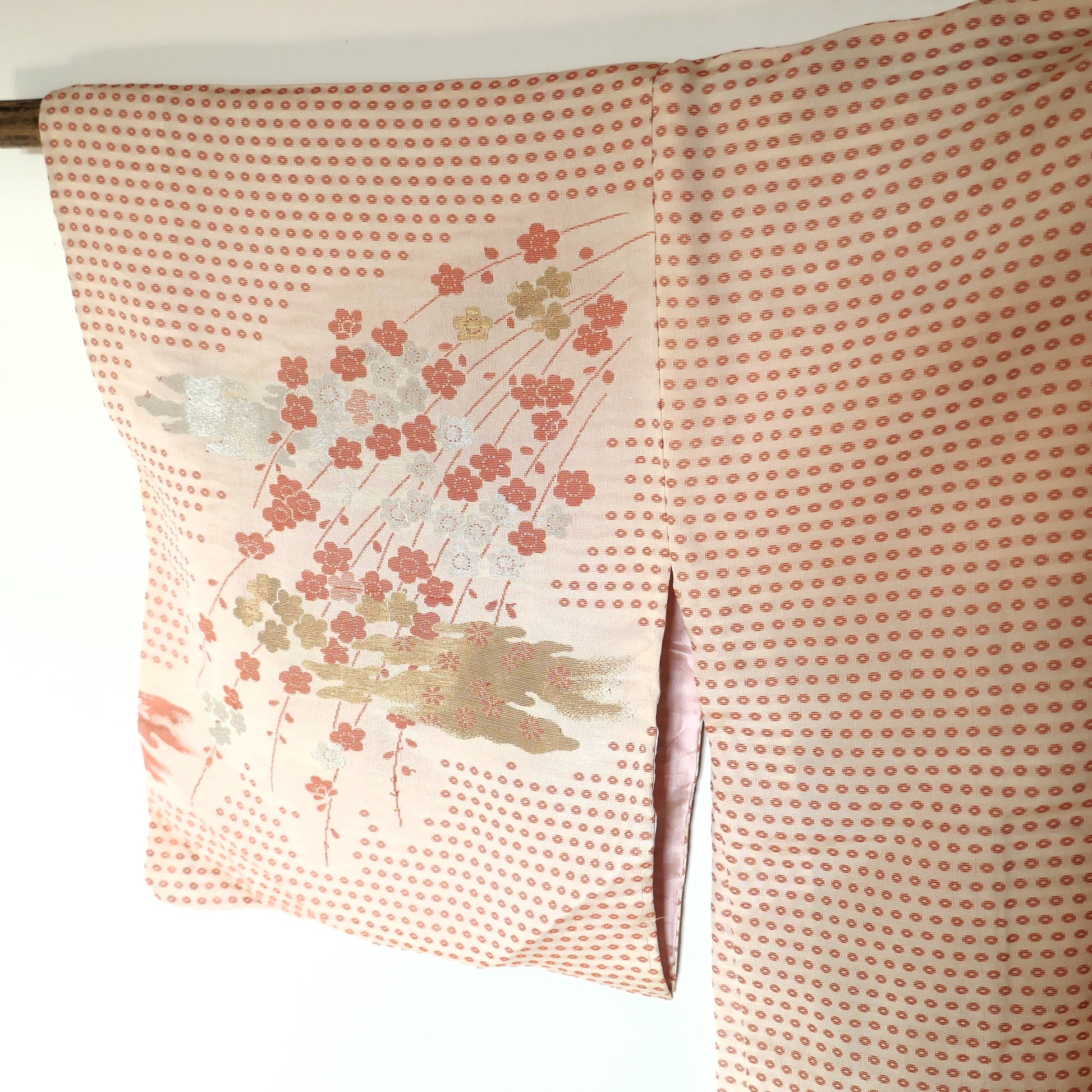 Détail de la manche droite du haori montrant les motifs floraux brodés en soie.