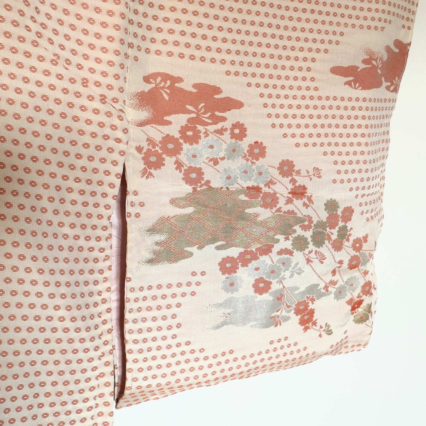 Détail de la manche gauche du haori montrant les motifs floraux brodés en soie.